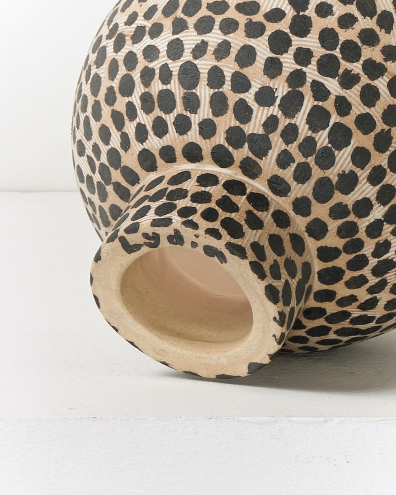 Lydia Hardwick, Stoneware pot with white inlay and black slip