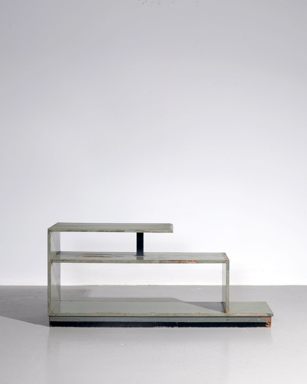 Mario Dezzutti, Etagere shelf