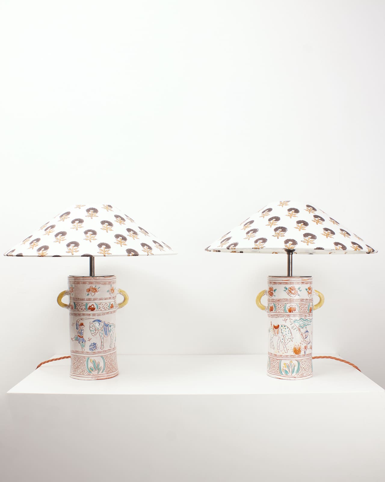 1690 Ceramics, Famille Verte pair of lamps with Nón Lá shade