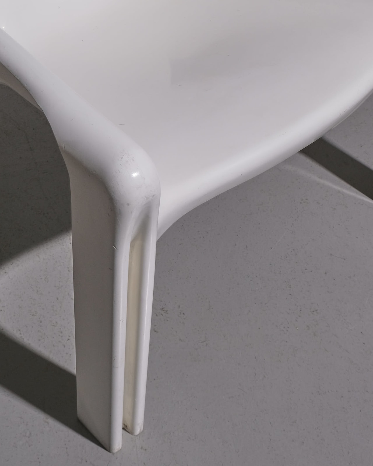 Vico Magistretti, Pair of White 'Vicario' Lounge Chairs