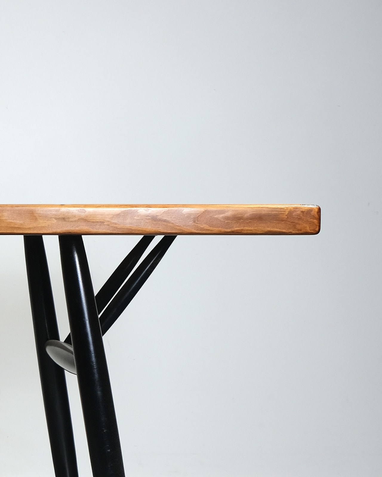 Ilmari Tapiovaara, Table