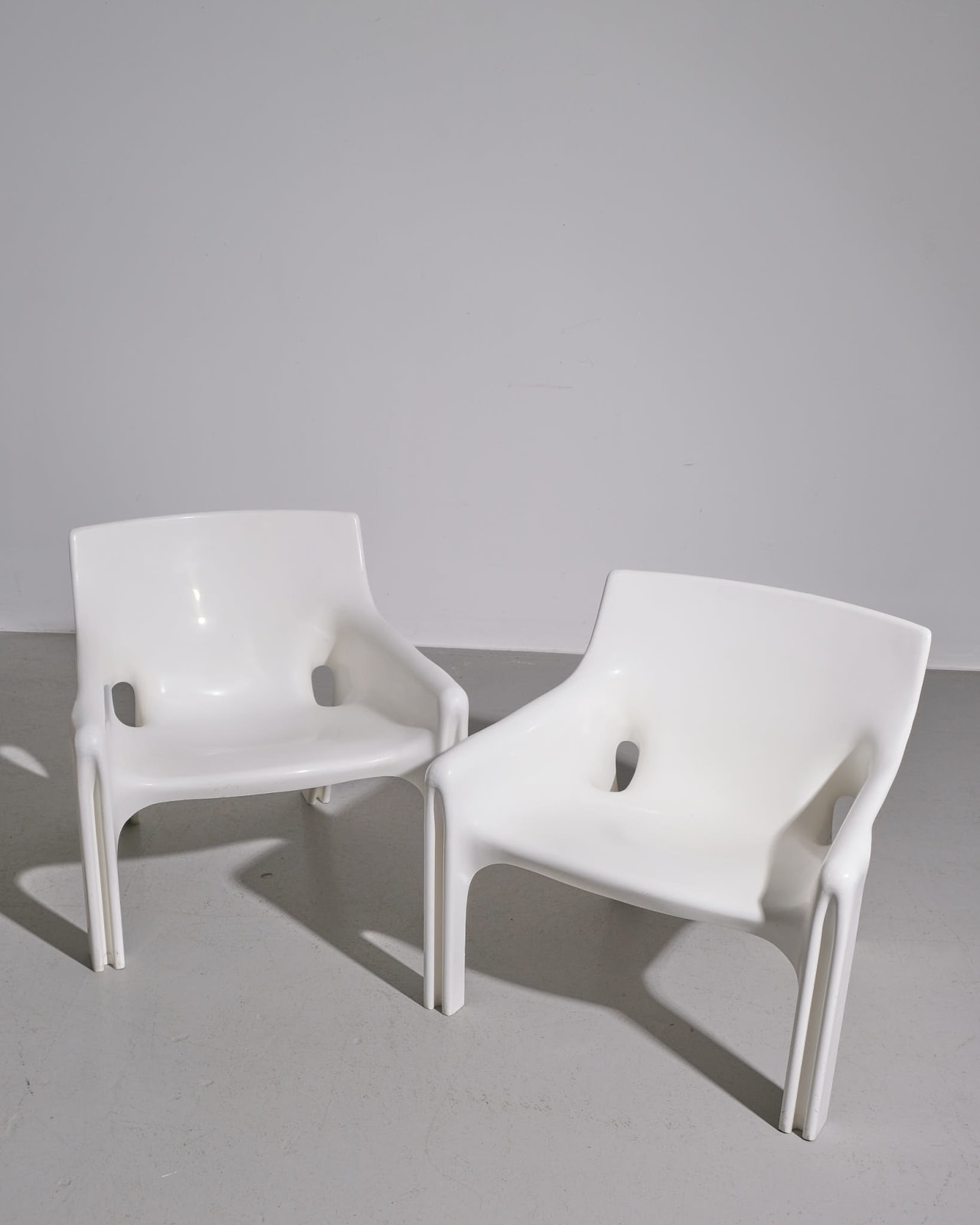Vico Magistretti, Pair of White 'Vicario' Lounge Chairs