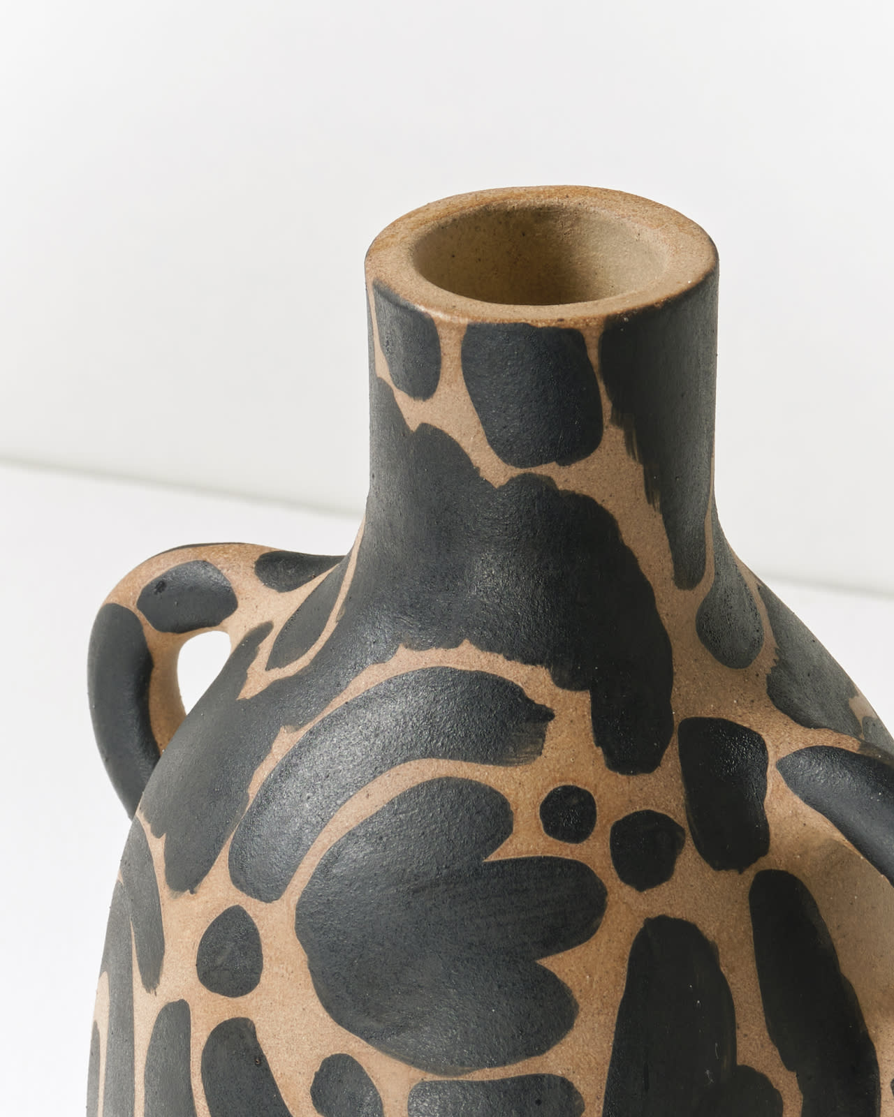 Lydia Hardwick, Stoneware pot with black slip