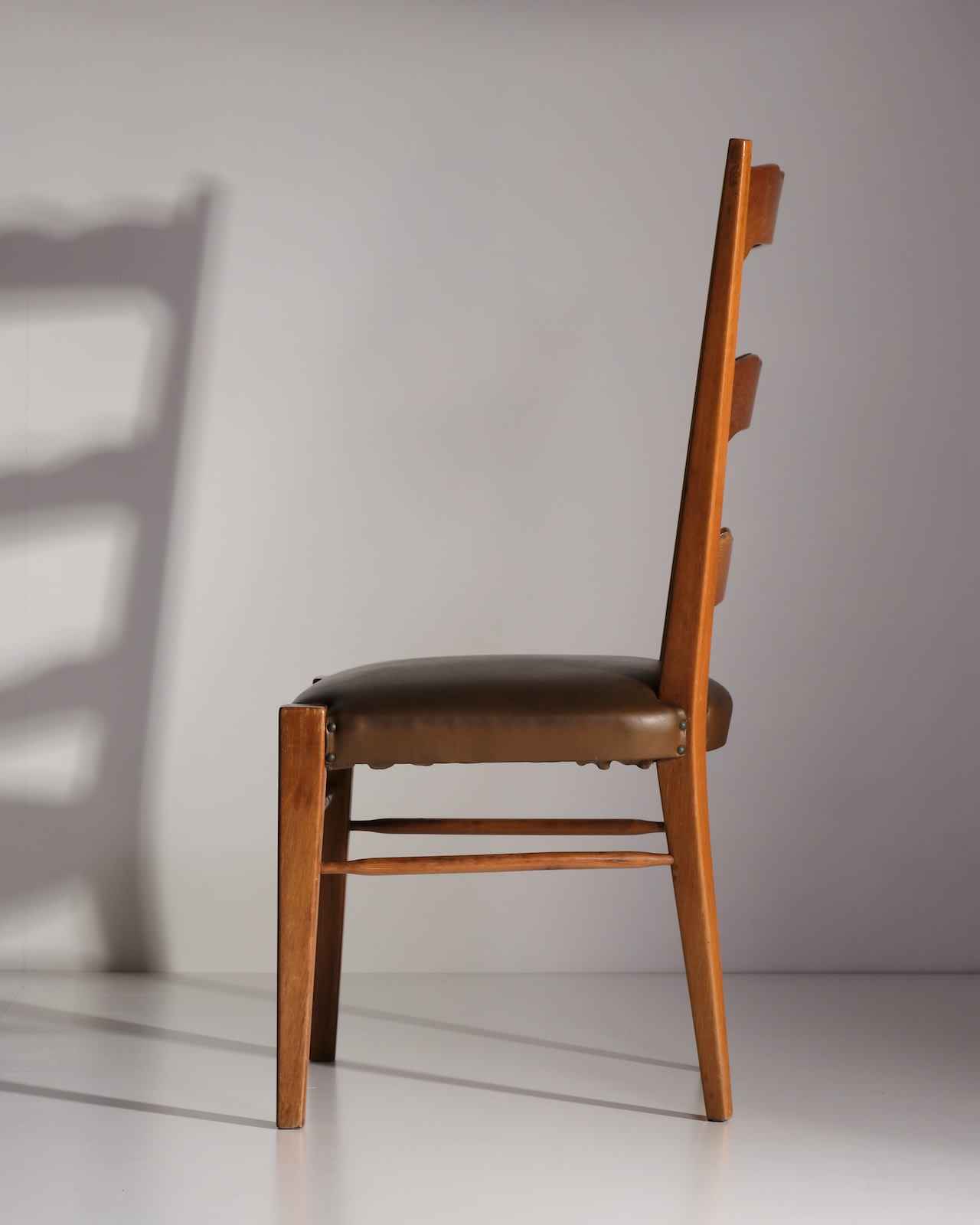 Osvaldo Borsani, Eight wooden chairs with skai upholstery