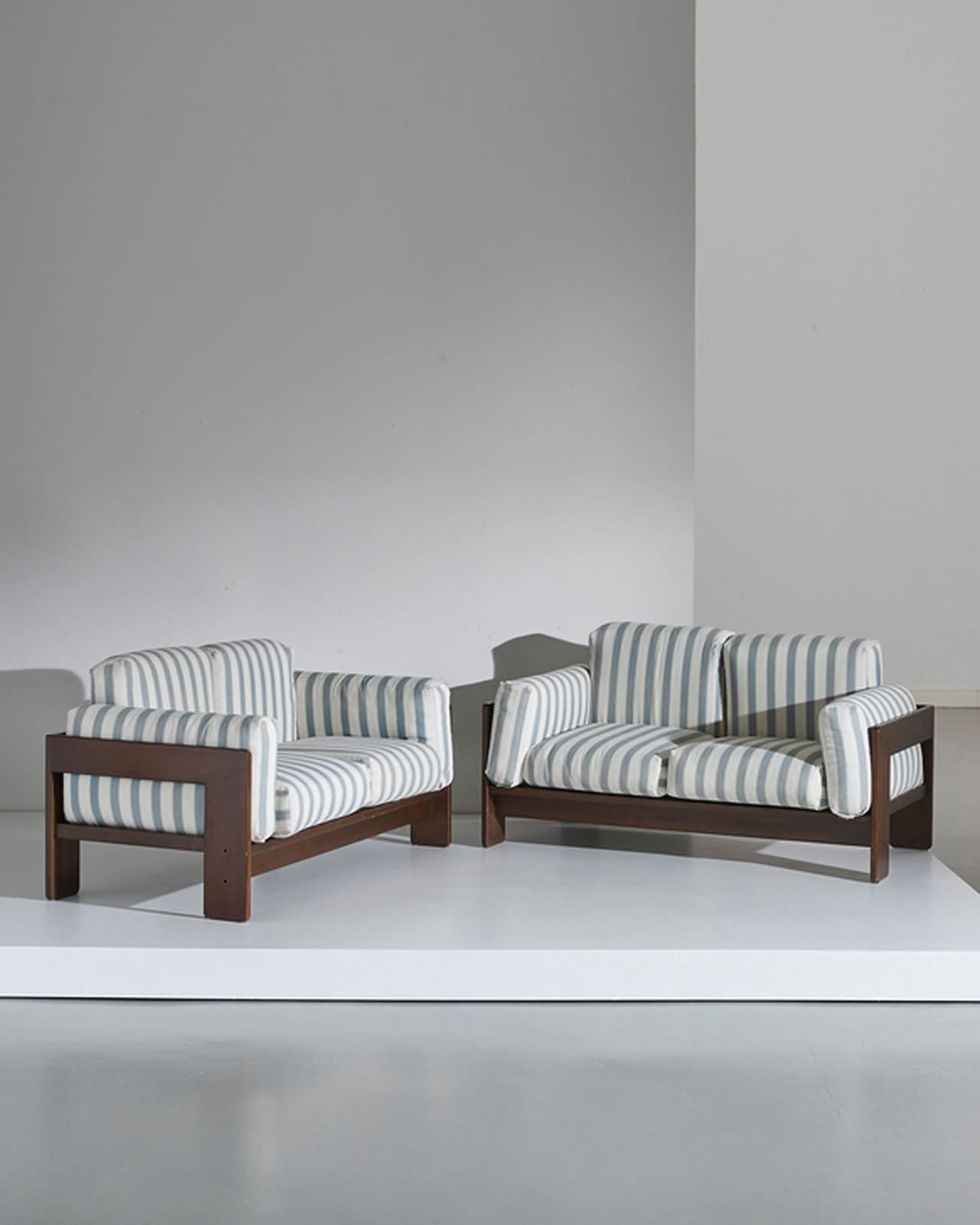 Singer sofa price sale