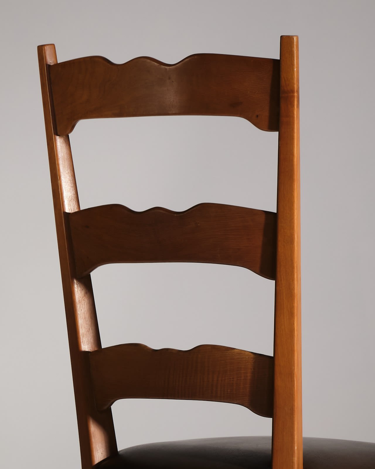 Osvaldo Borsani, Eight wooden chairs with skai upholstery