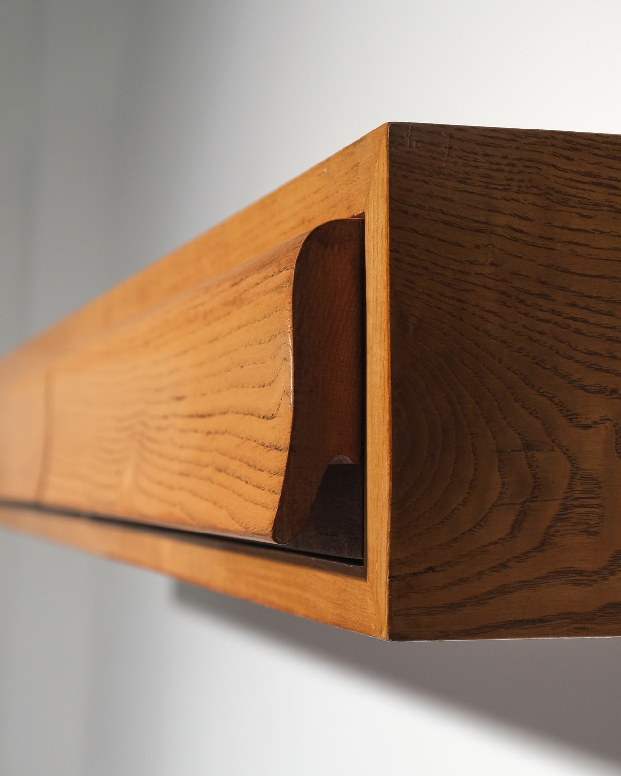 Amma, Floating Wall Console