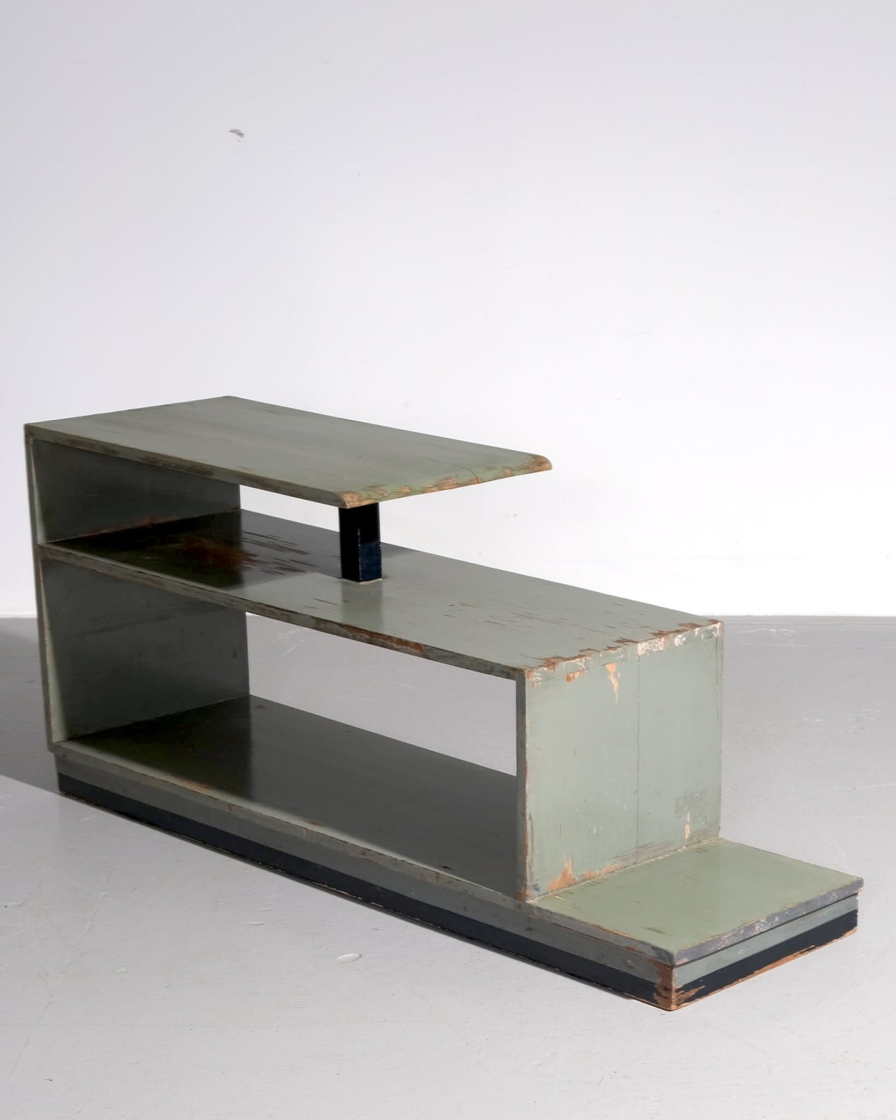 Mario Dezzutti, Etagere shelf