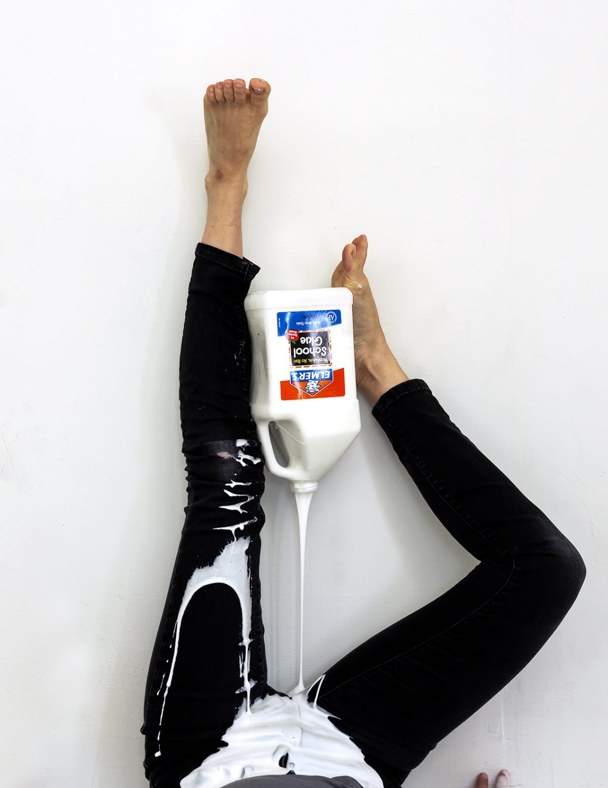 Lee Materazzi, Glue Balance, 2019