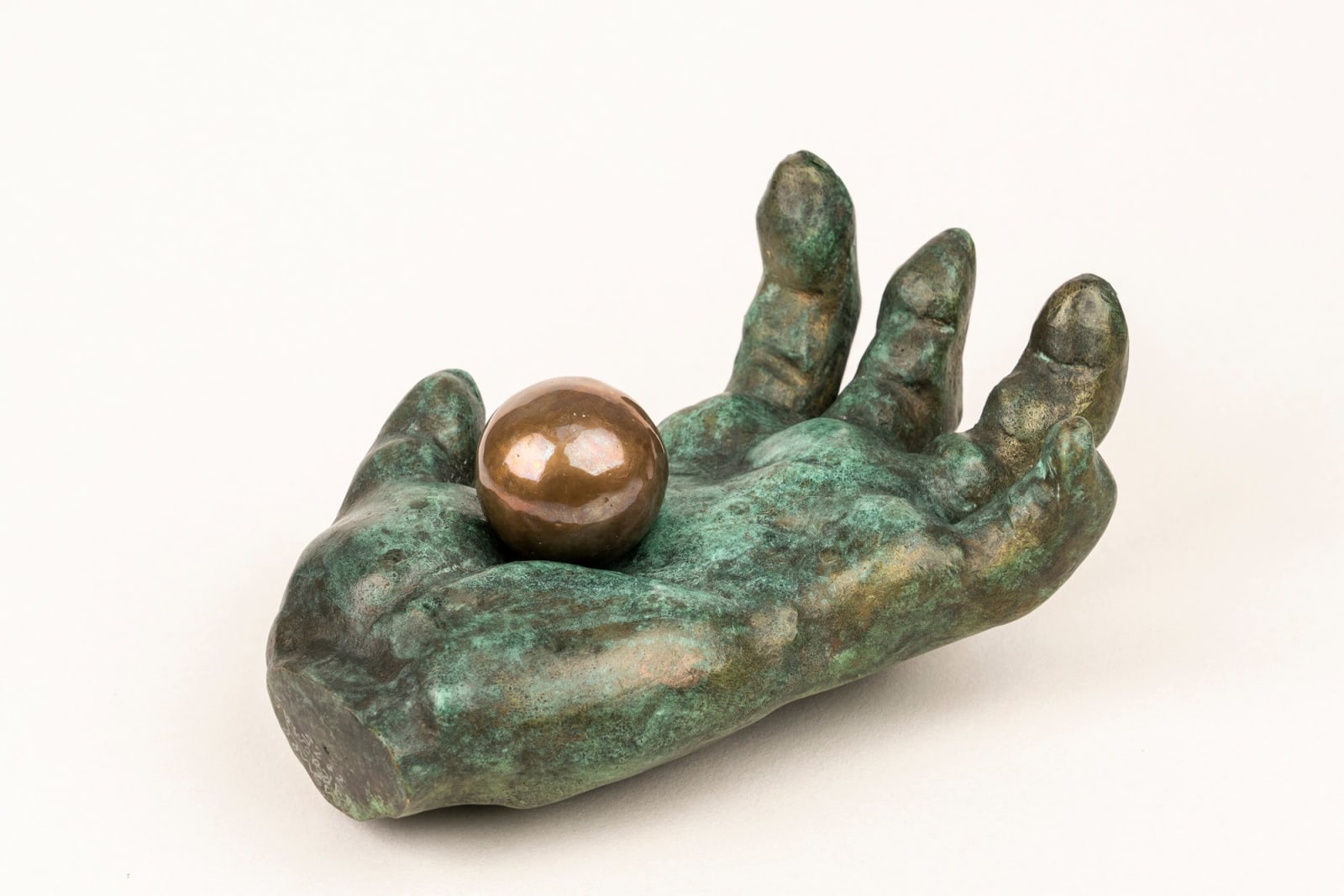 Miguel Cárdenas, Mano de bestia y esfera, 2025