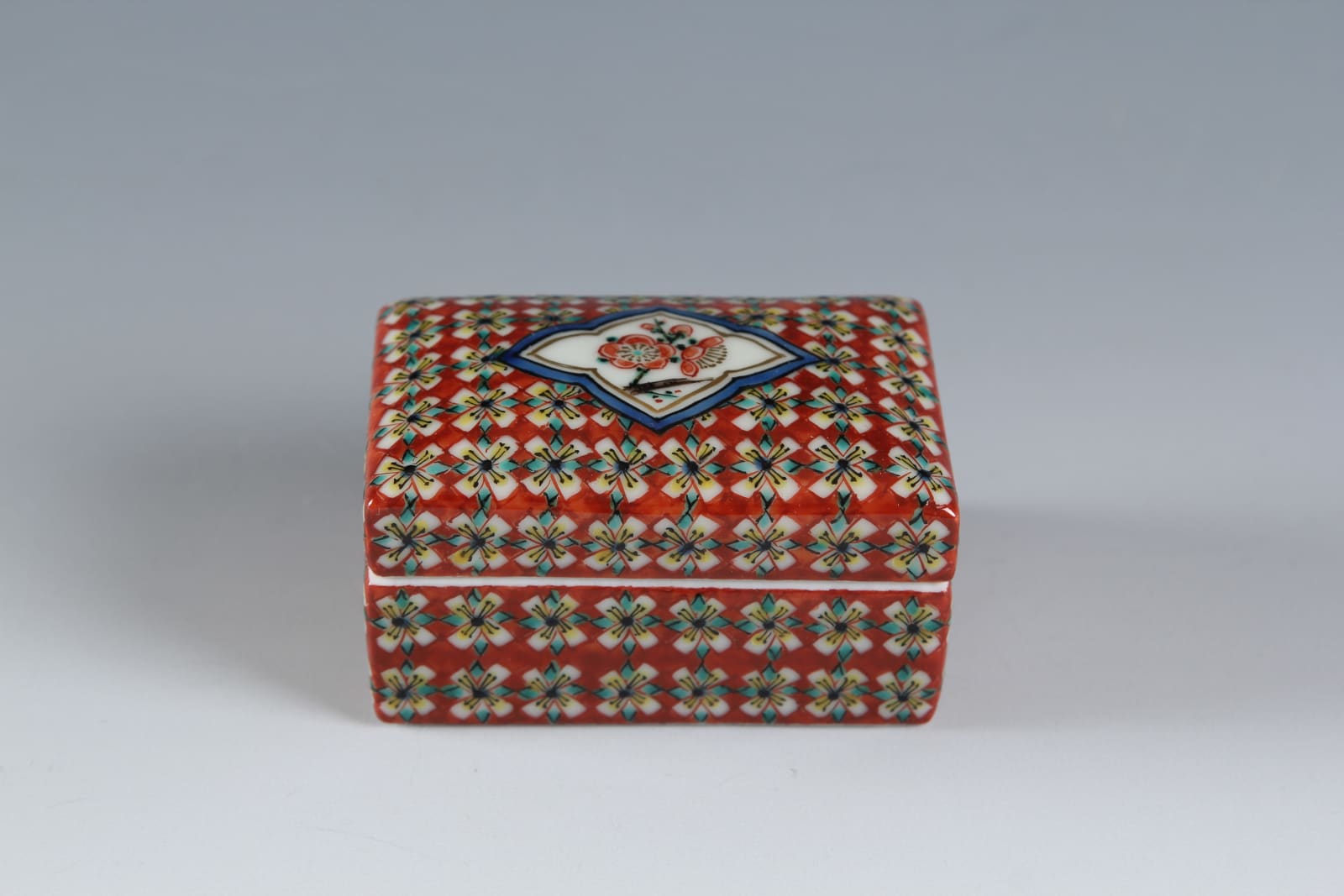 Kamite Chōemon IV, Fine-Patterned Rectangular Incense Box, 1997
