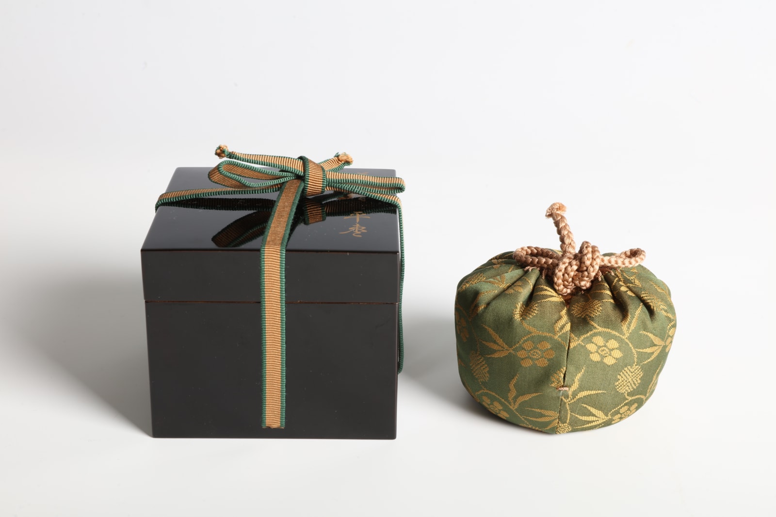 Nishimura Shōitsu I, Tea Caddy with Chrysanthemums, 1930s