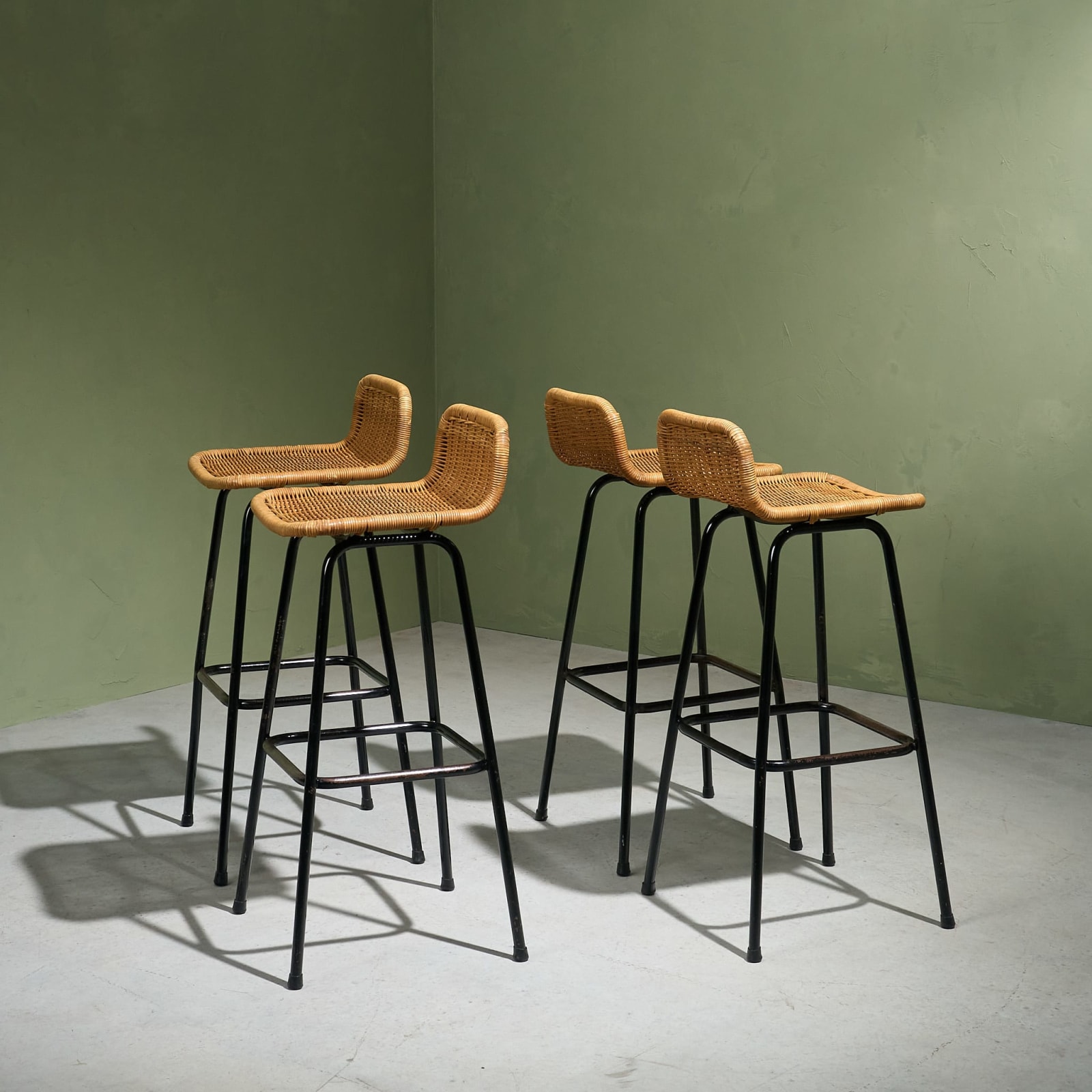 Set of 4 Counter Bar stools in Wicker and Black Steel by Rohé Noordwolde, The Netherlands, 1960s