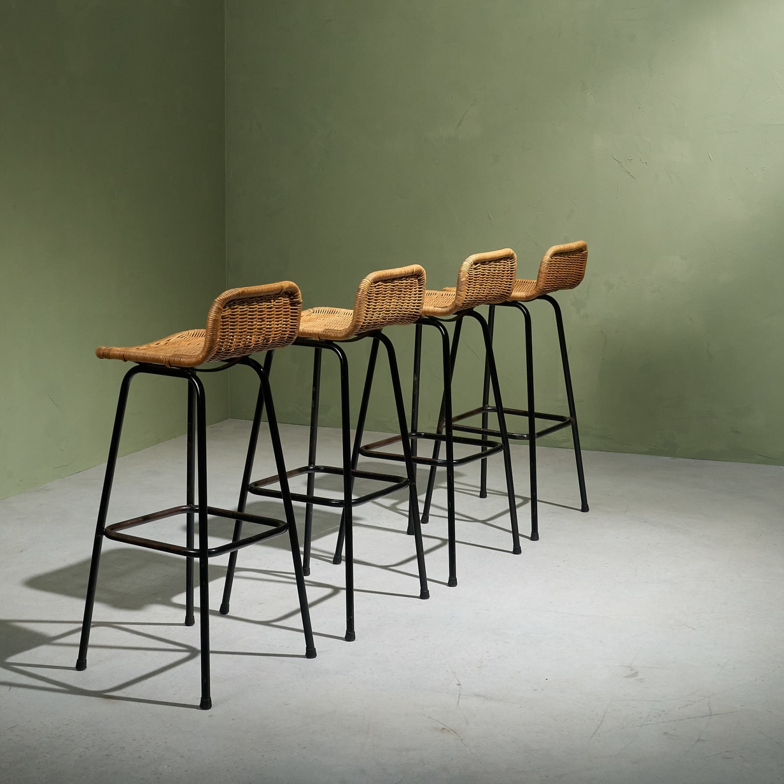 Set of 4 Counter Bar stools in Wicker and Black Steel by Rohé Noordwolde, The Netherlands, 1960s