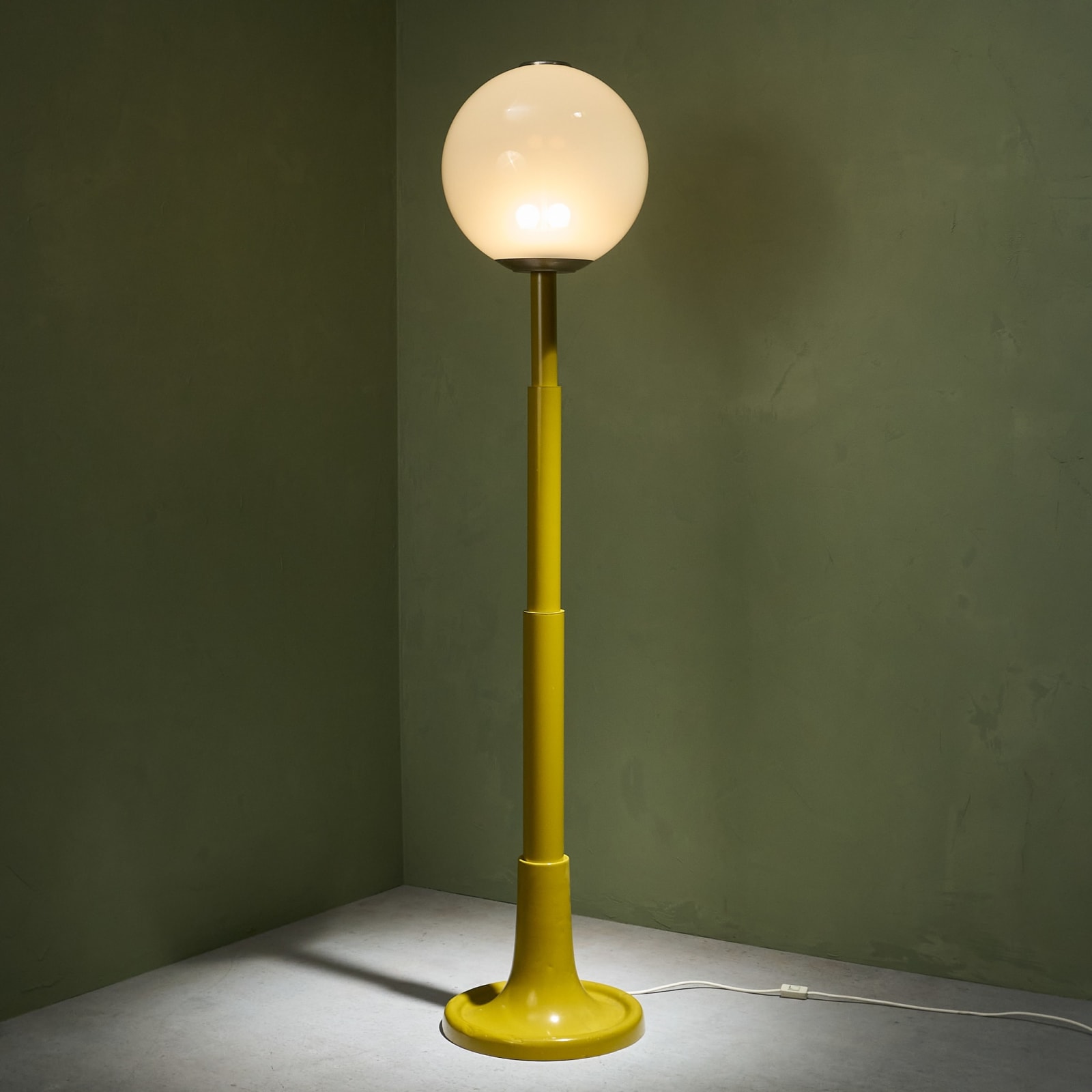 Postmodern 'Skyscraper' Floor Lamp with Mustard Lacquered Stem and Glass shade, Italy, 1970s