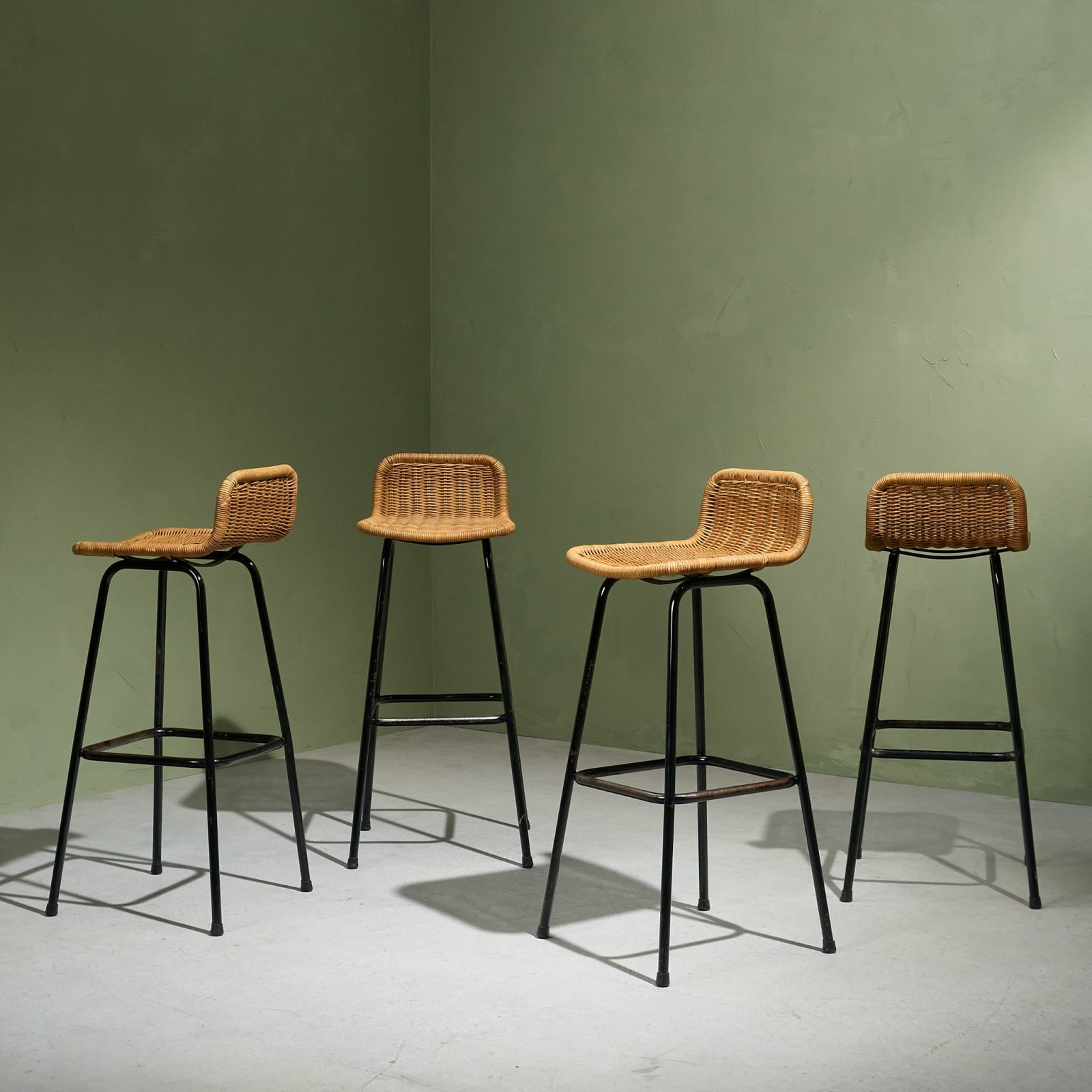 Set of 4 Counter Bar stools in Wicker and Black Steel by Rohé Noordwolde, The Netherlands, 1960s
