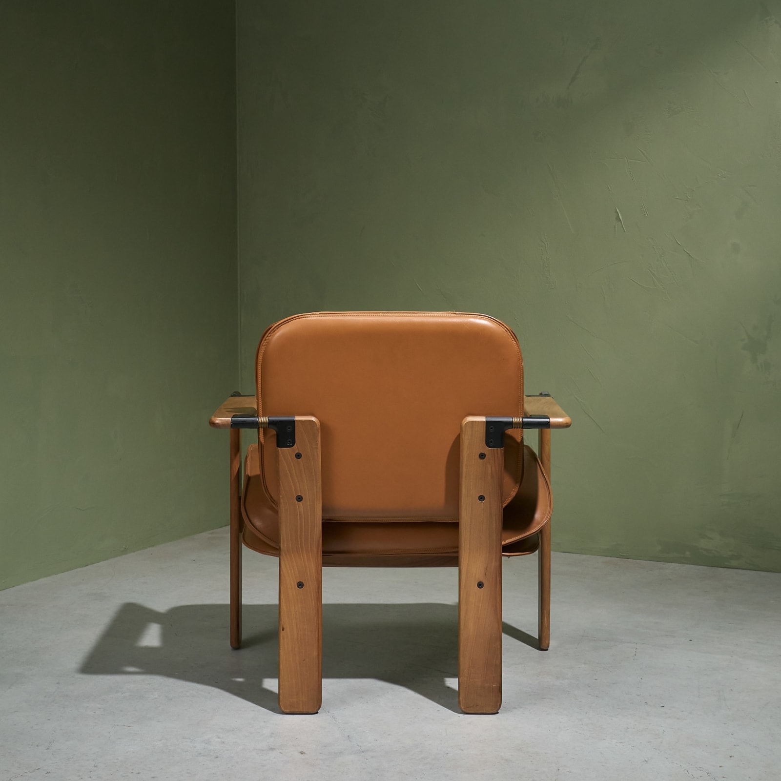 Franco Poli, 'Dueacca' Armchair in Solid Walnut and leather, Bernini, Italy, 1985