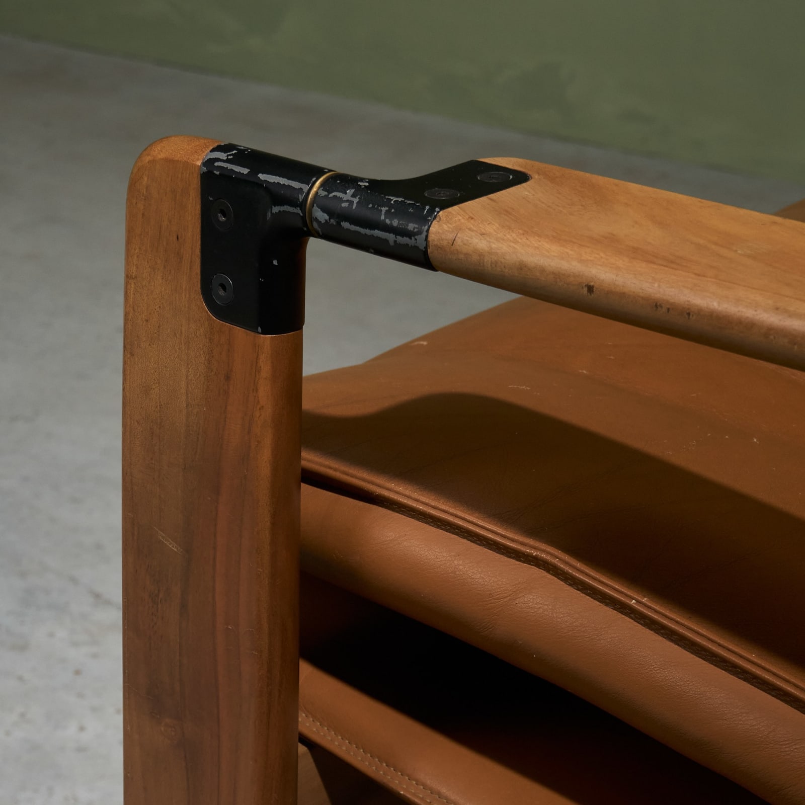 Franco Poli, 'Dueacca' Armchair in Solid Walnut and leather, Bernini, Italy, 1985