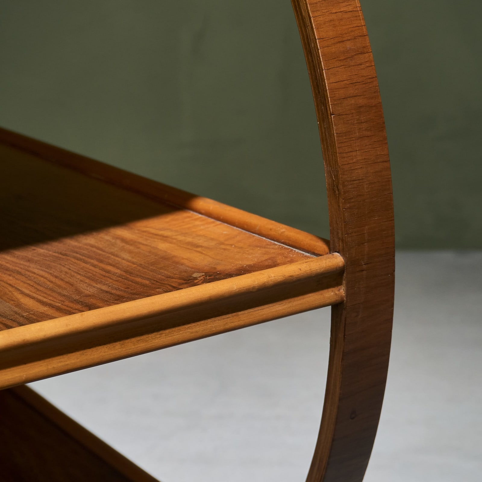 Circular Art Deco Serving Trolley in Walnut, Europe, 1930s