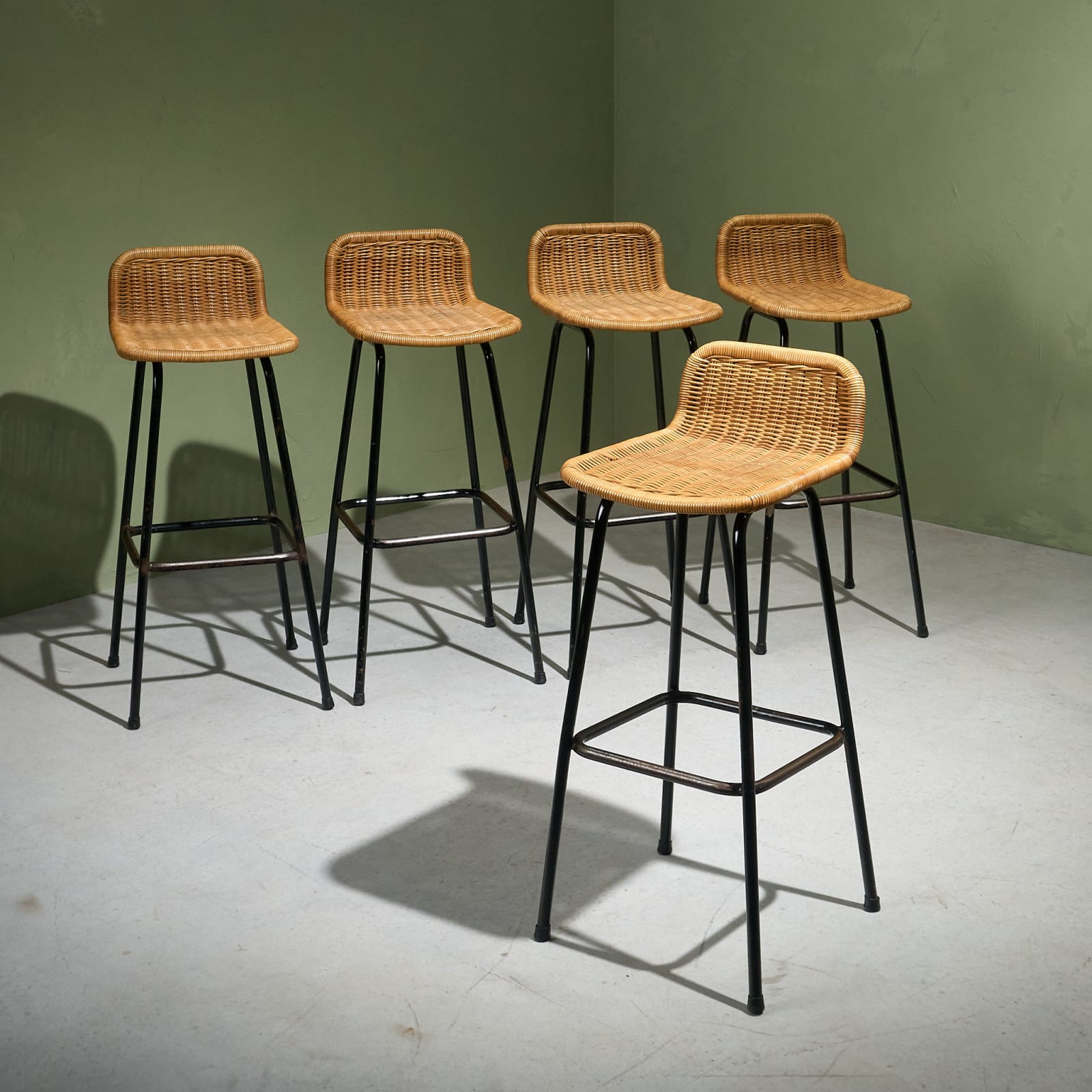 Set of 4 Counter Bar stools in Wicker and Black Steel by Rohé Noordwolde, The Netherlands, 1960s