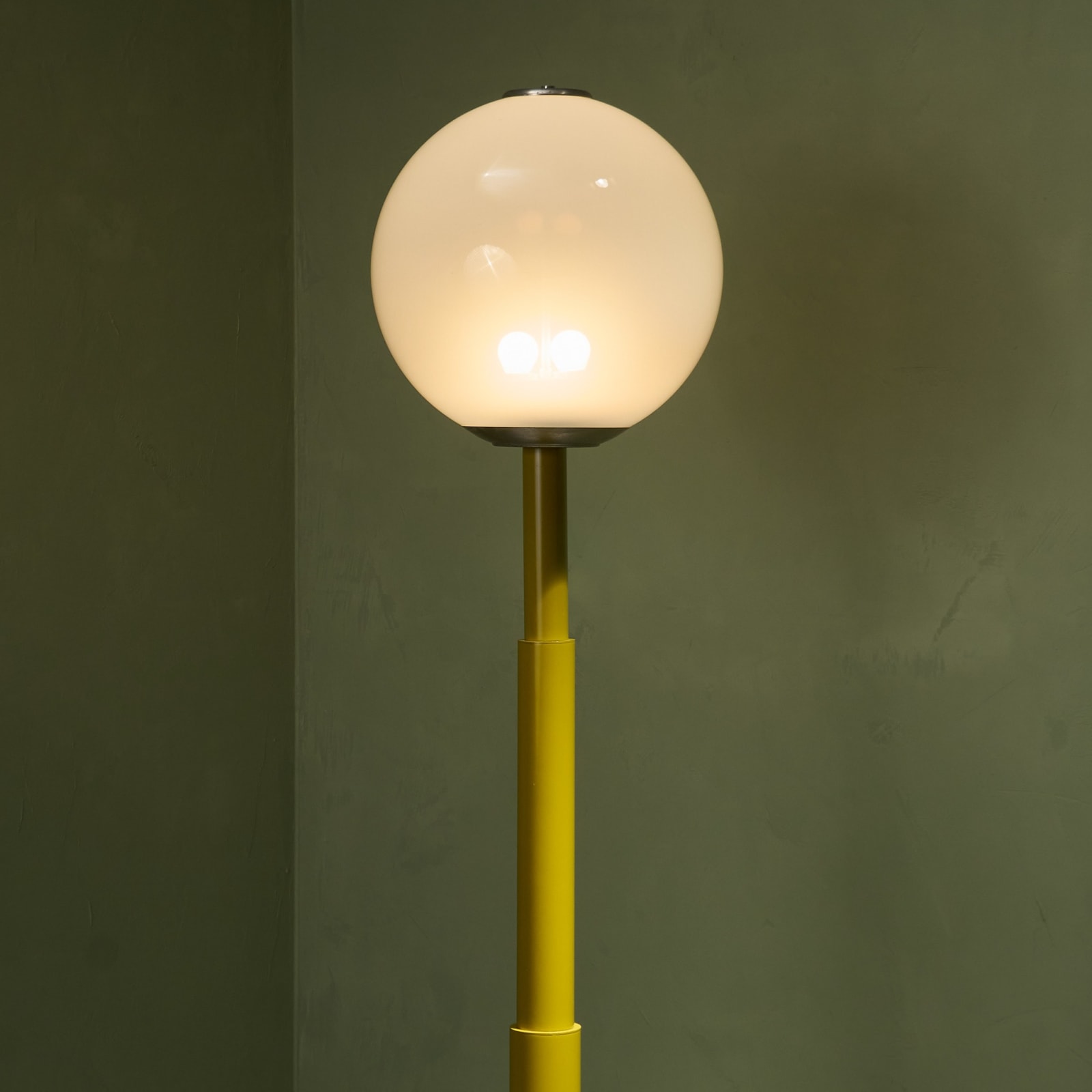 Postmodern 'Skyscraper' Floor Lamp with Mustard Lacquered Stem and Glass shade, Italy, 1970s