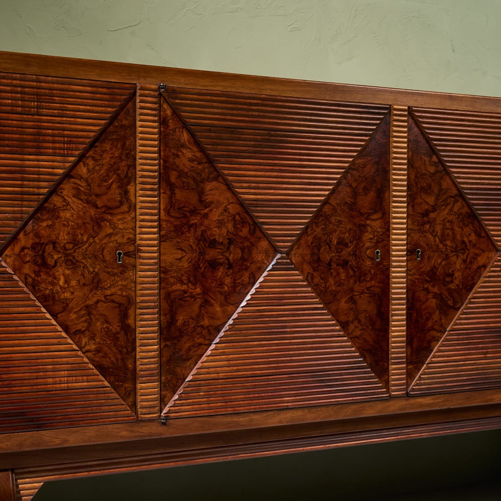 Sideboard in Walnut Burl and Grissinato Carvings, Italy, 1940s