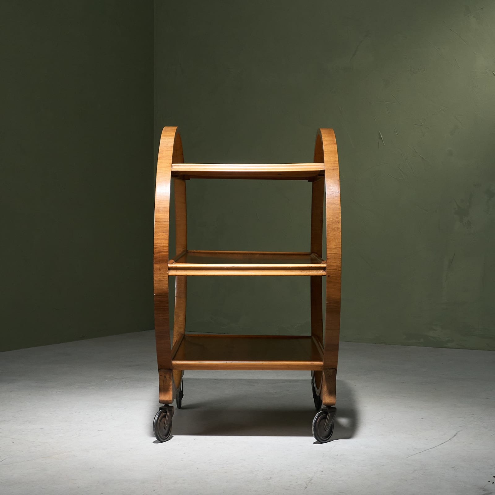 Circular Art Deco Serving Trolley in Walnut, Europe, 1930s