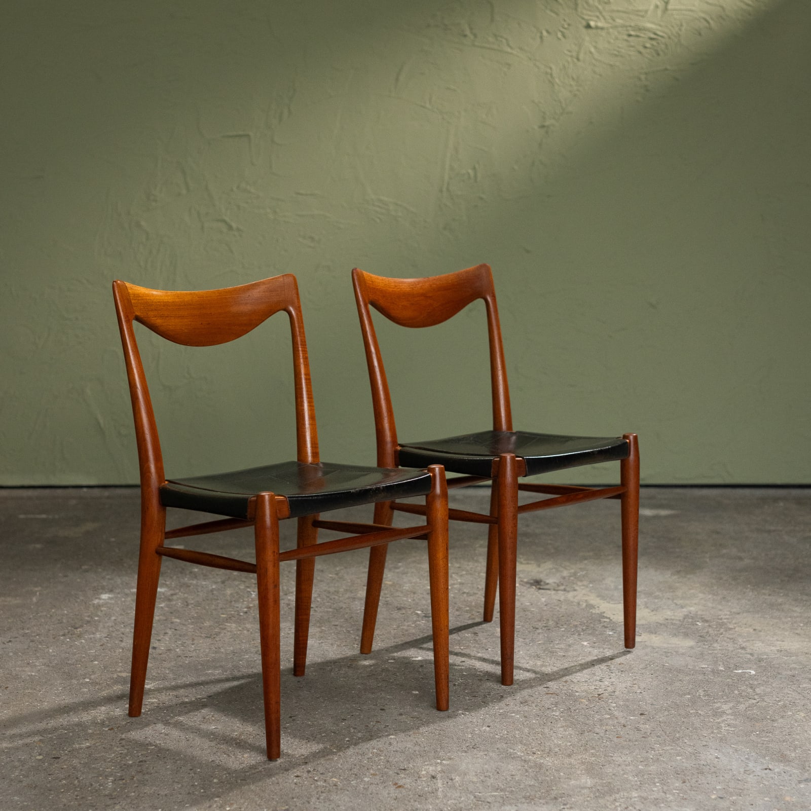 Rolf Rastad & Adolf Relling, Set of 6 'Bambi' Dining Chairs in Teak & Original Black Leather for Gustav Bahus, Norway, 1950s