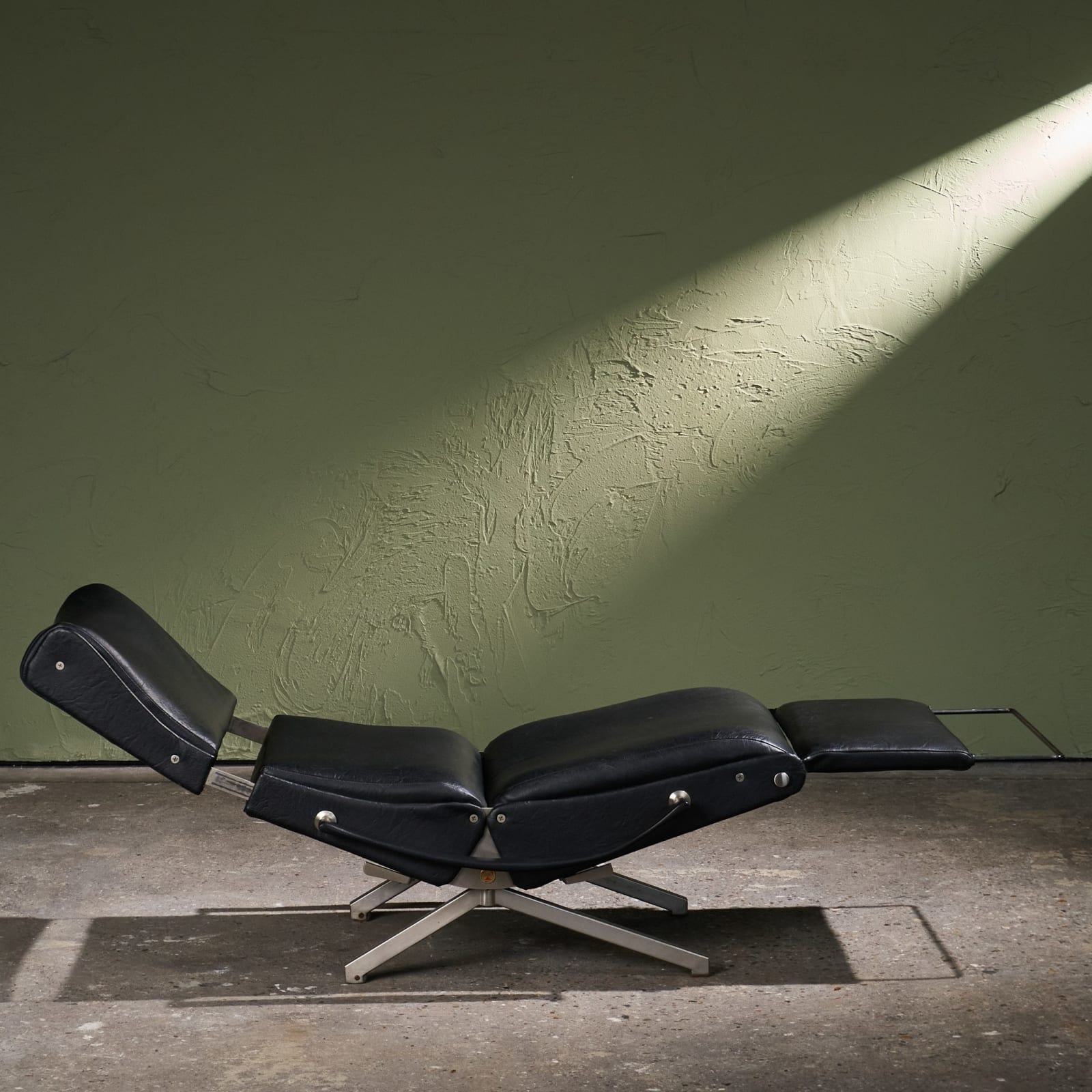 Osvaldo Borsani, 'P40' Lounge Chair in Stainless Steel and Black Faux Leather, Tecno, Italy, 1950s