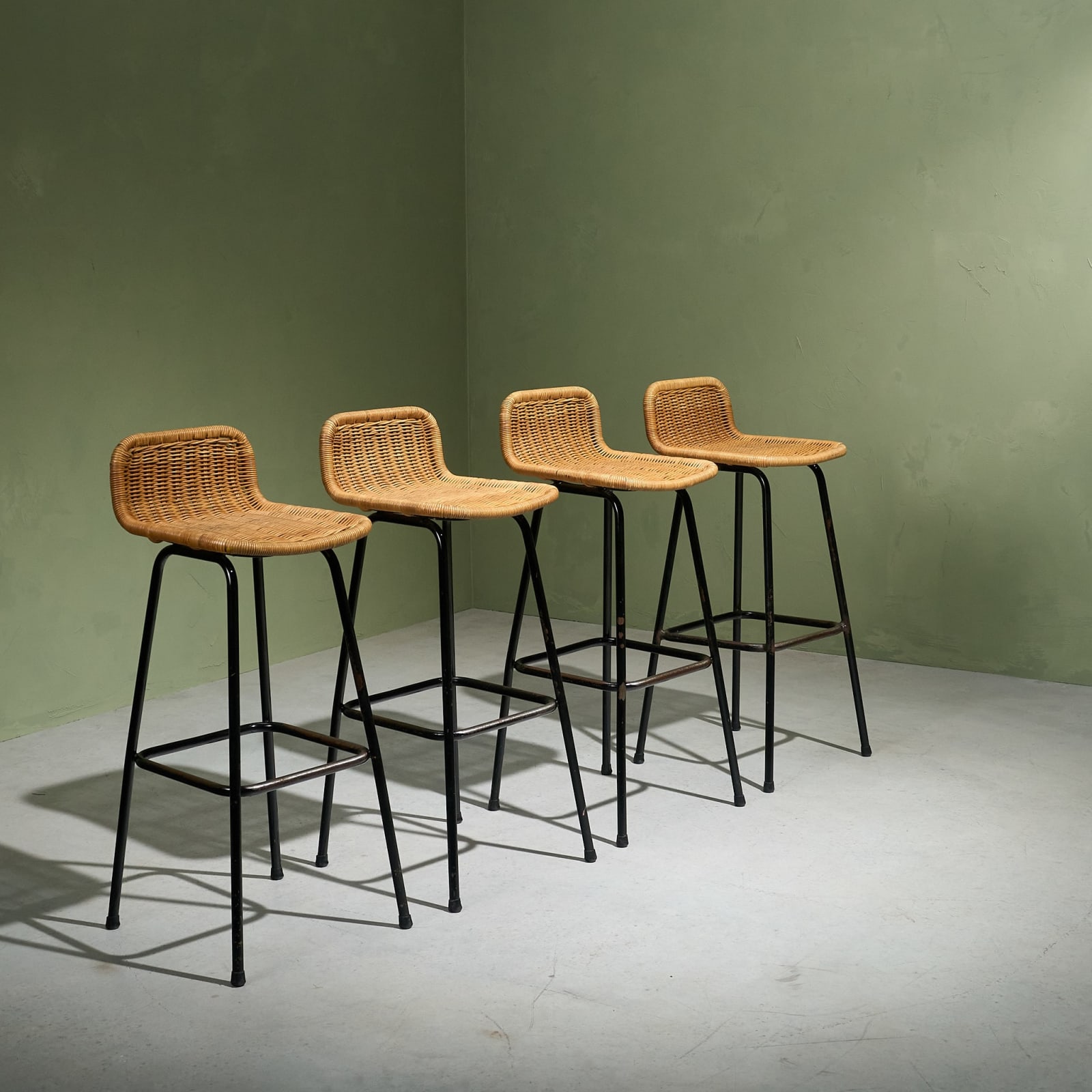 Set of 4 Counter Bar stools in Wicker and Black Steel by Rohé Noordwolde, The Netherlands, 1960s