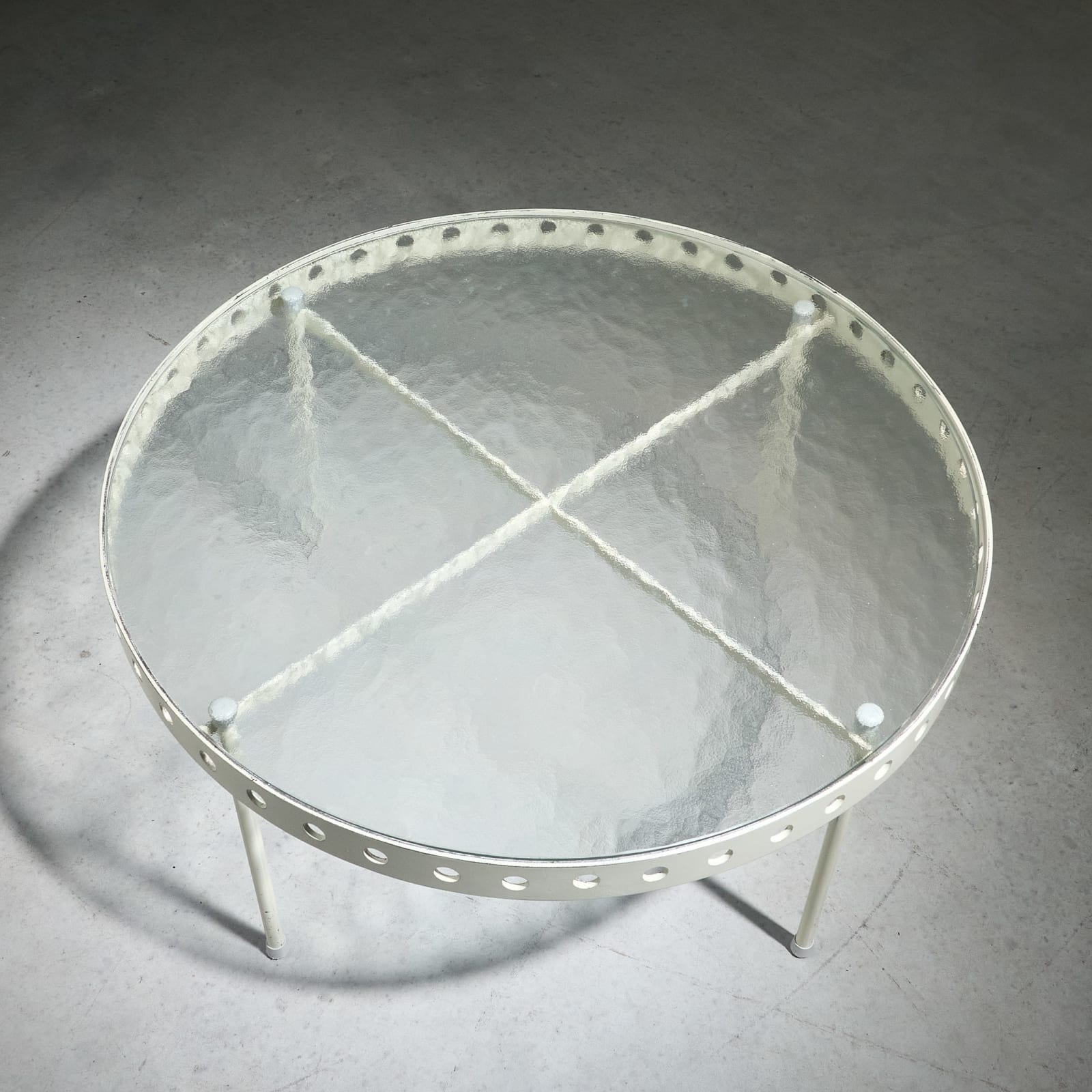 Janni van Pelt, Circular Coffee Table in White Lacquered Steel and Glass top for MyHome, The Netherlands, circa 1950s