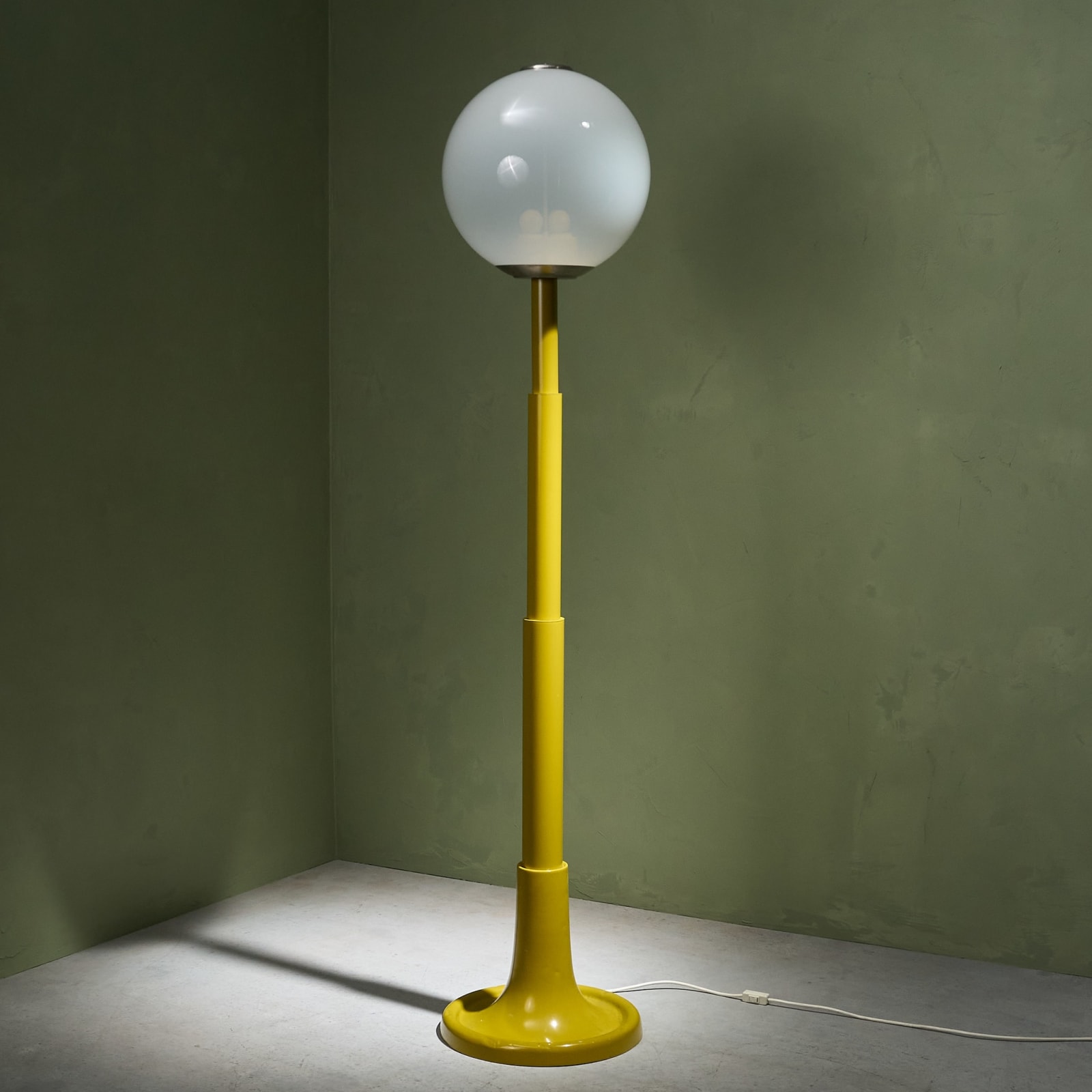 Postmodern 'Skyscraper' Floor Lamp with Mustard Lacquered Stem and Glass shade, Italy, 1970s