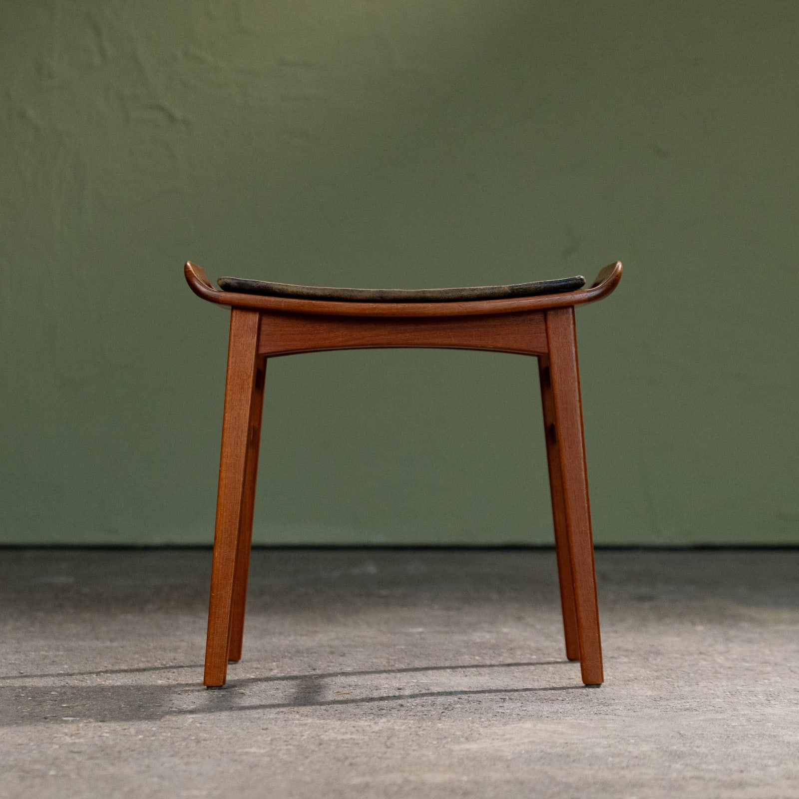P. Jensen, Pair of Teak Stools with Original Black Leather Cushions, Denmark, 1960s