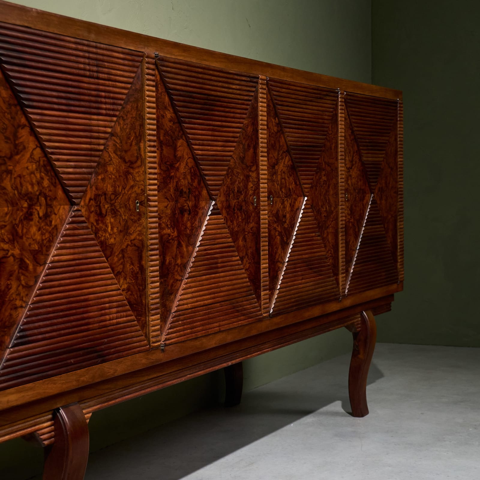 Sideboard in Walnut Burl and Grissinato Carvings, Italy, 1940s