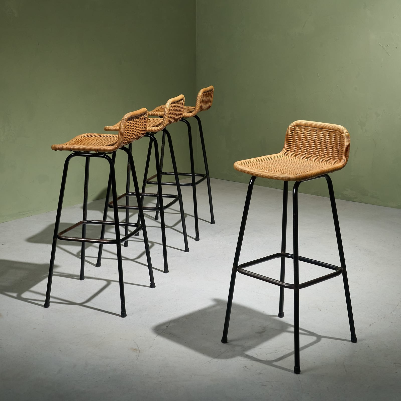 Set of 4 Counter Bar stools in Wicker and Black Steel by Rohé Noordwolde, The Netherlands, 1960s