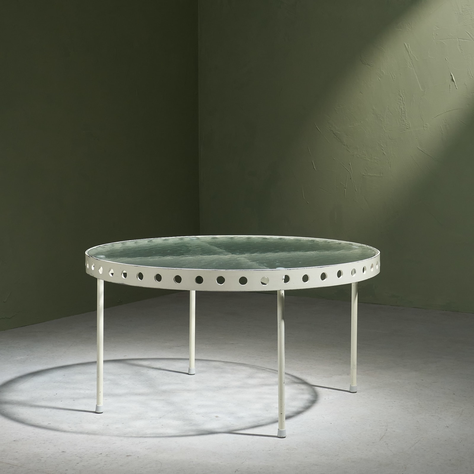 Janni van Pelt, Circular Coffee Table in White Lacquered Steel and Glass top for MyHome, The Netherlands, circa 1950s