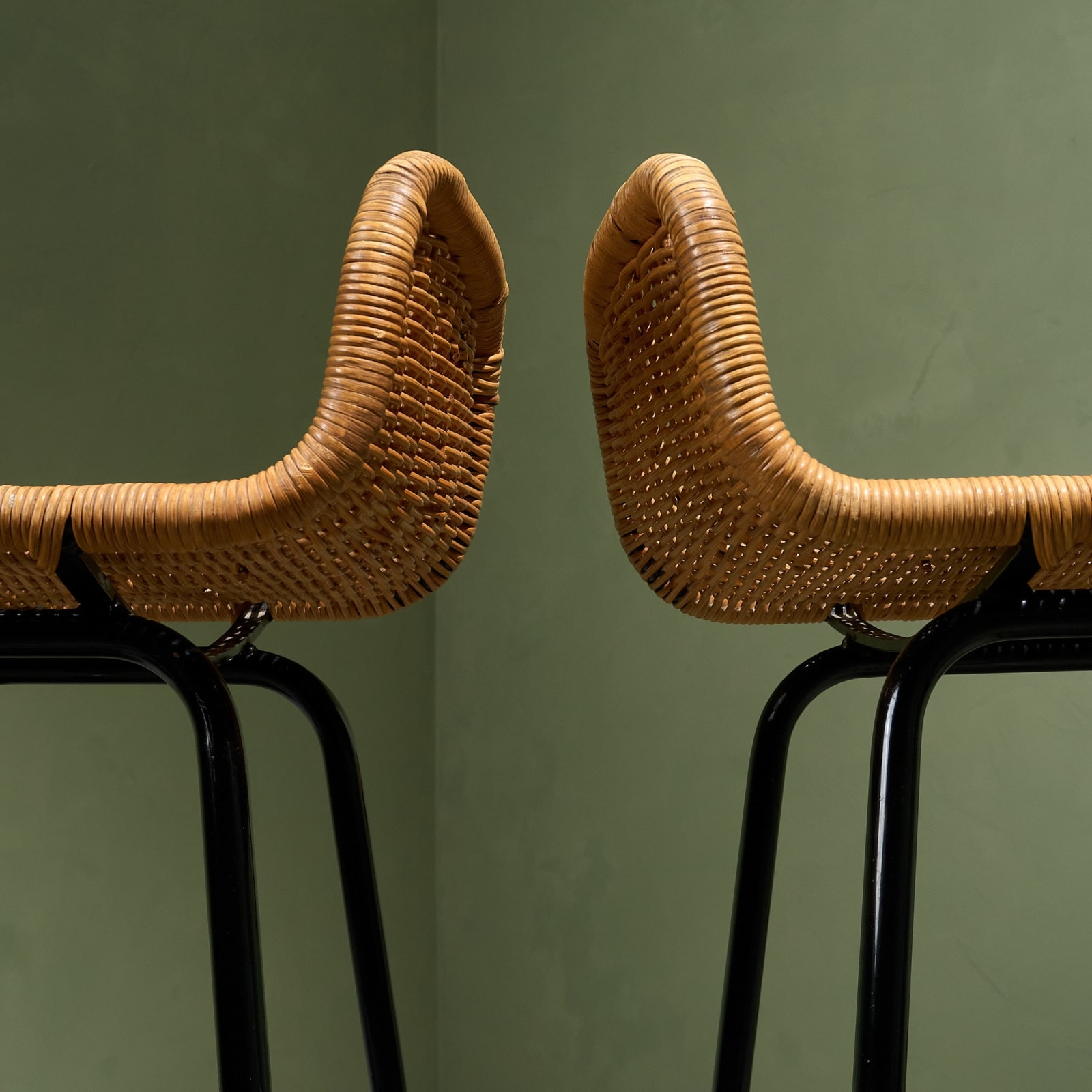 Set of 4 Counter Bar stools in Wicker and Black Steel by Rohé Noordwolde, The Netherlands, 1960s