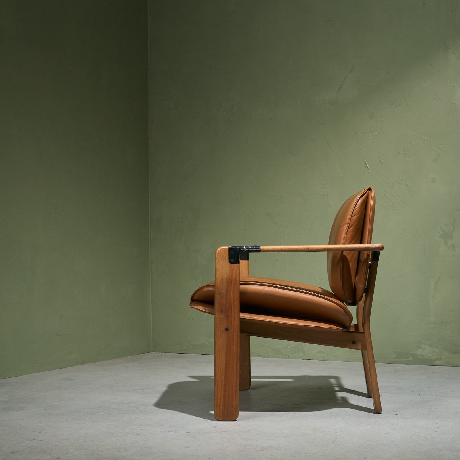 Franco Poli, 'Dueacca' Armchair in Solid Walnut and leather, Bernini, Italy, 1985