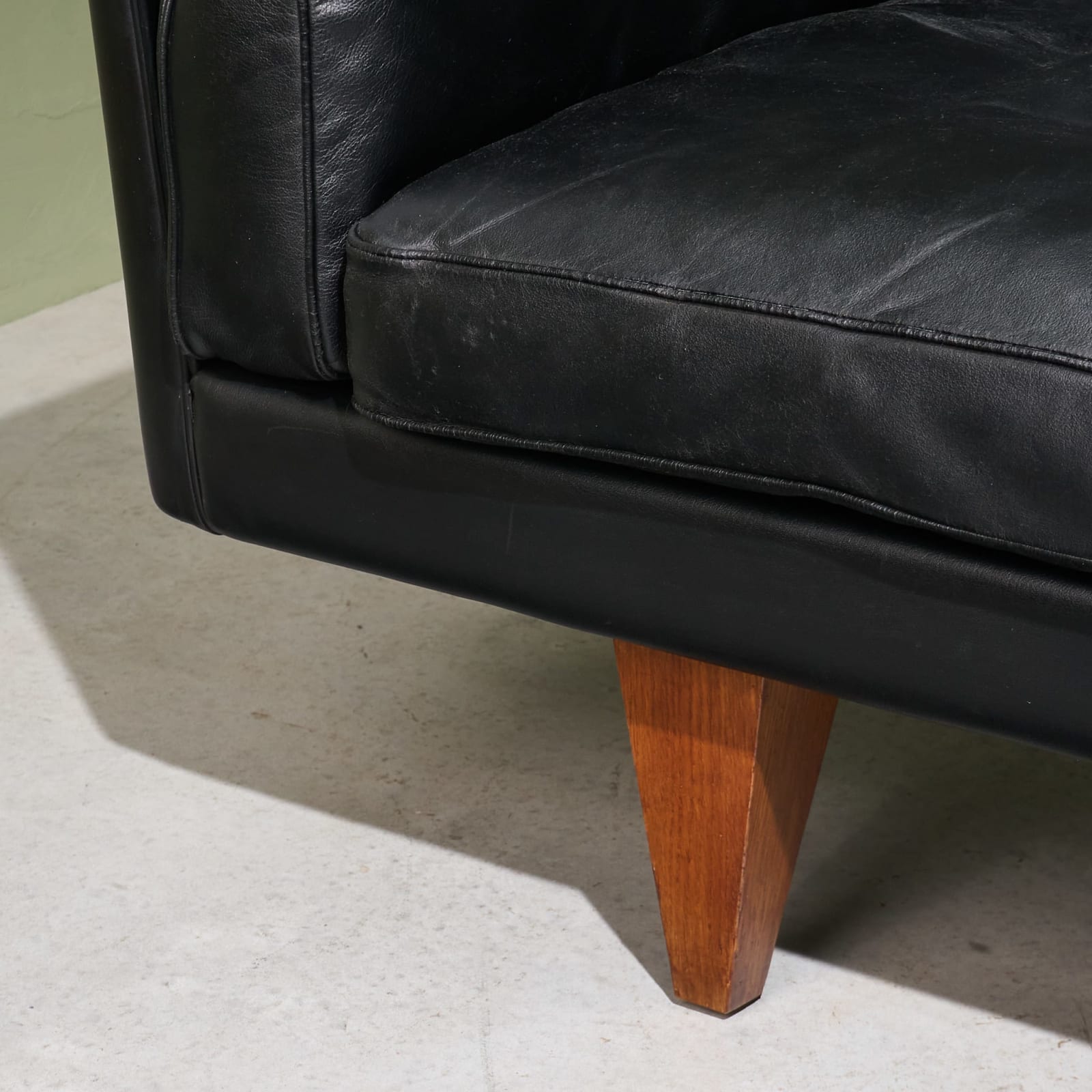 Illum Wikkelso, Restored V11 Sofa in Original Black Leather for Holger Christiansen, Denmark, 1960s