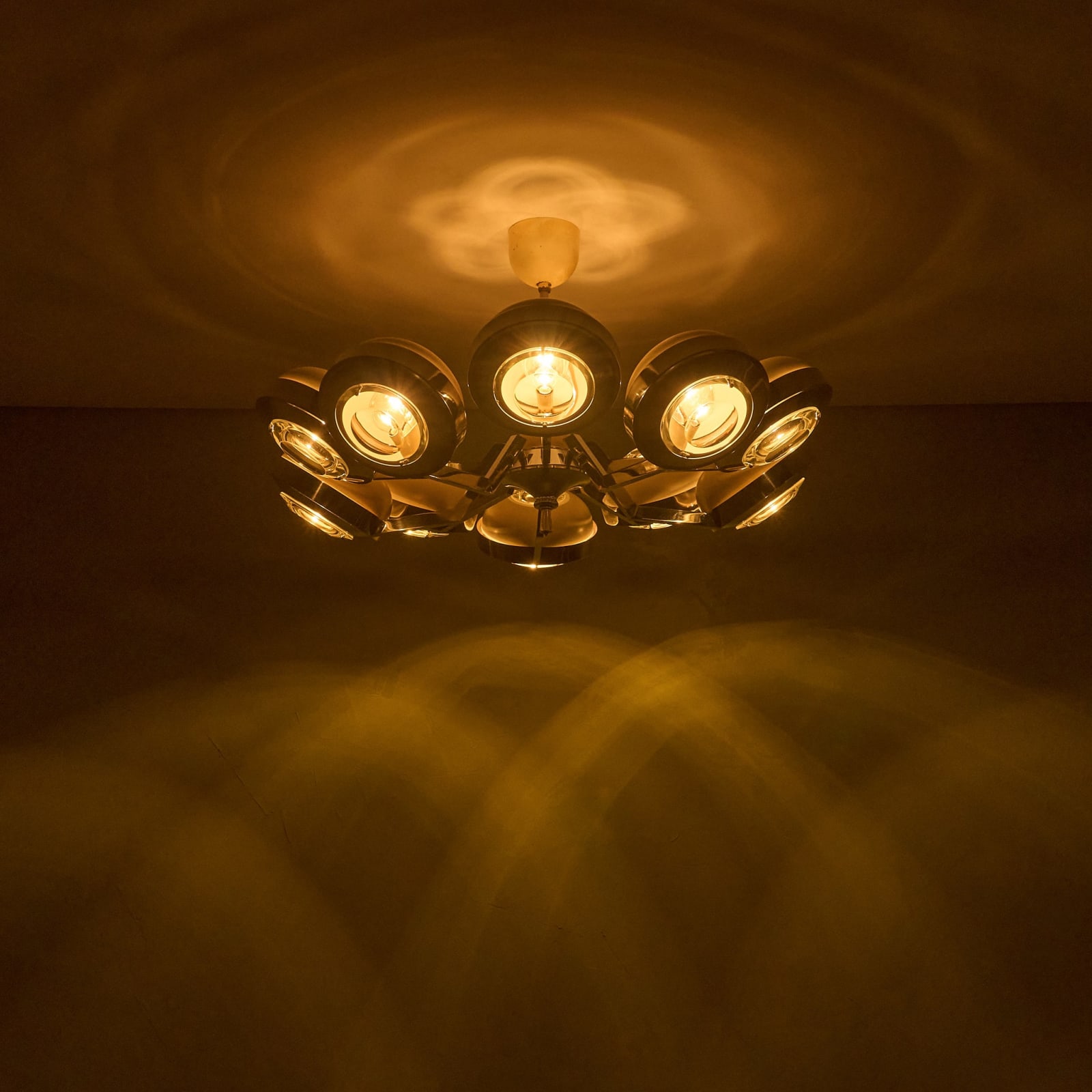 Oscar Torlasco, Large 10 Armed Round Chandelier with Glass Lens Diffusors, Italy, 1970