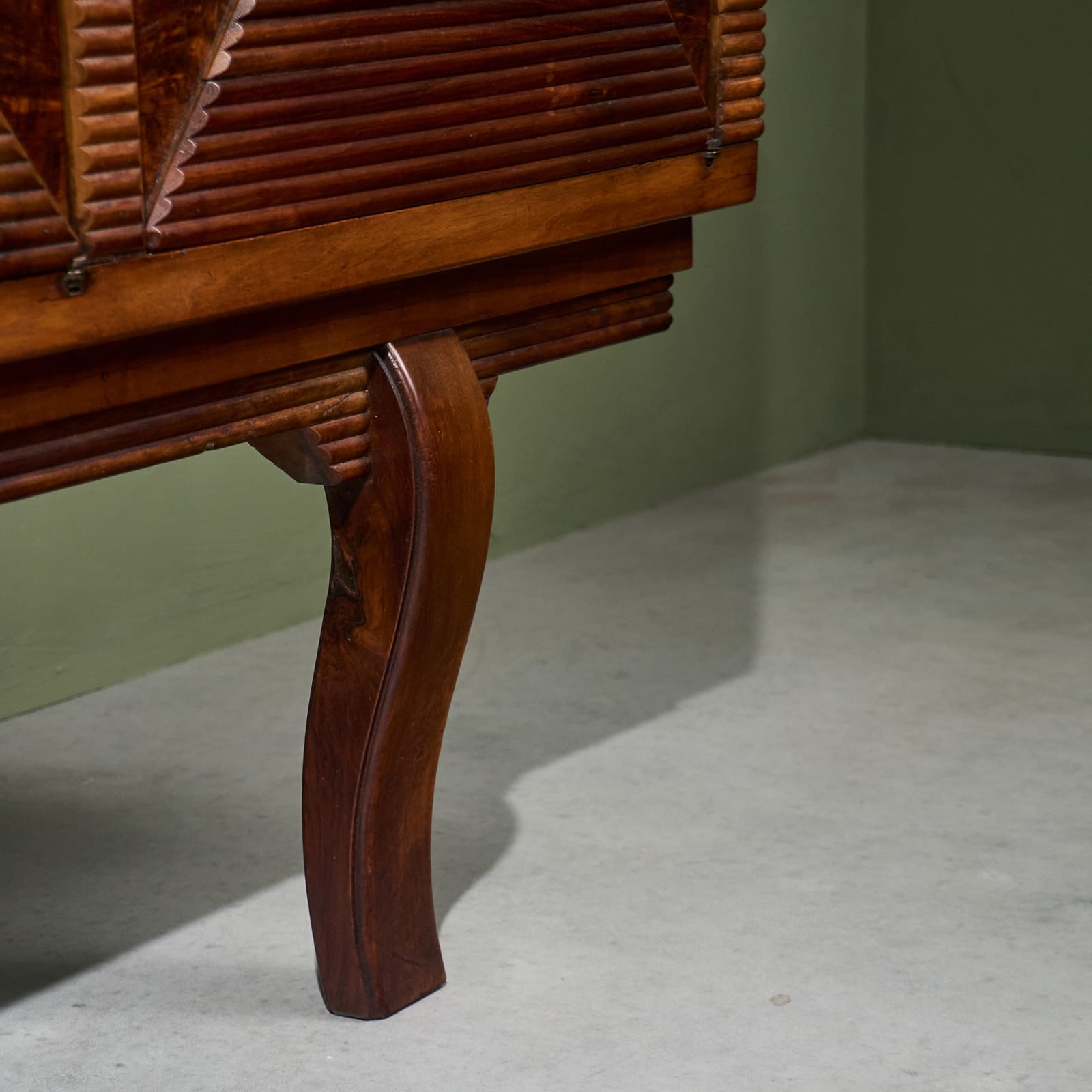 Sideboard in Walnut Burl and Grissinato Carvings, Italy, 1940s