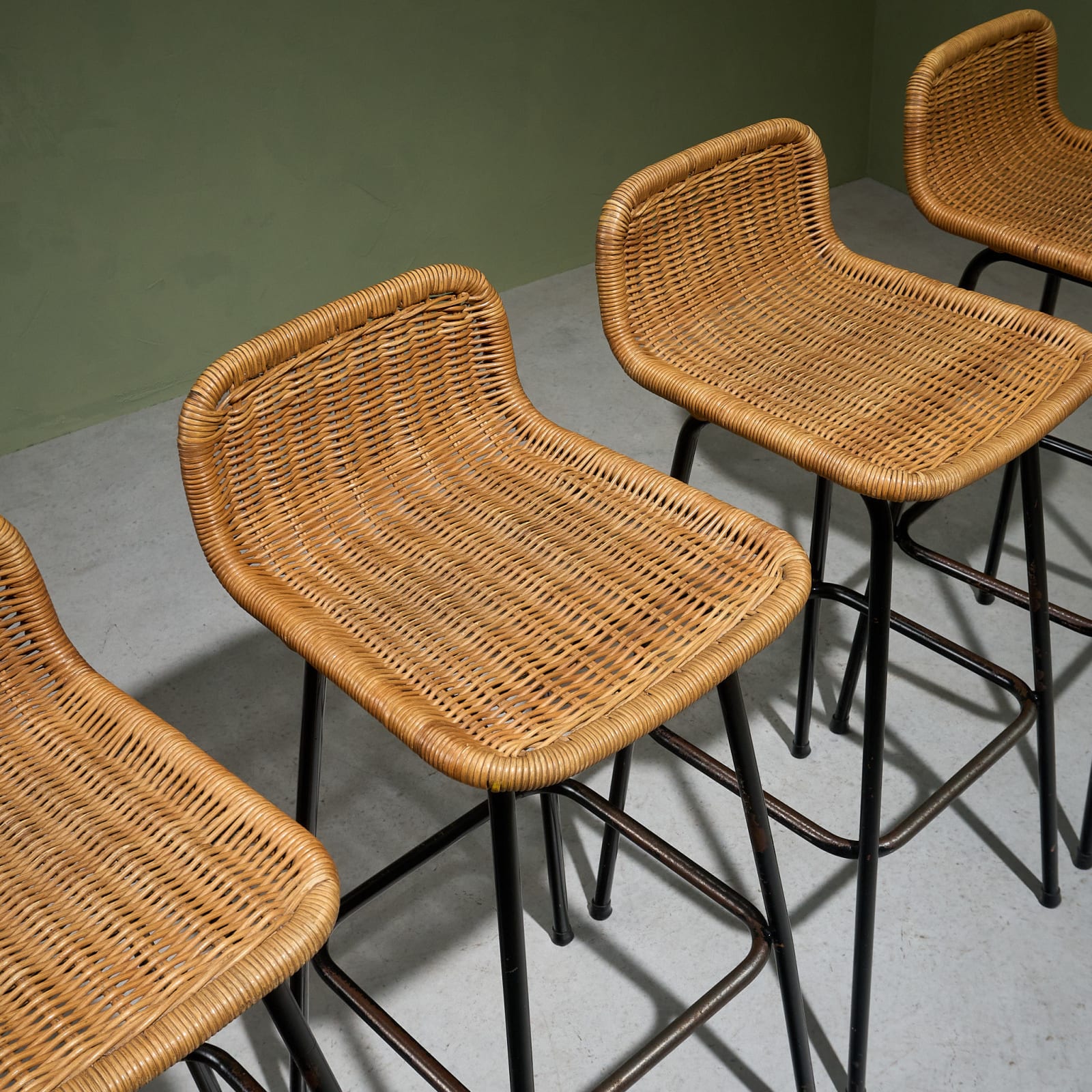 Set of 4 Counter Bar stools in Wicker and Black Steel by Rohé Noordwolde, The Netherlands, 1960s