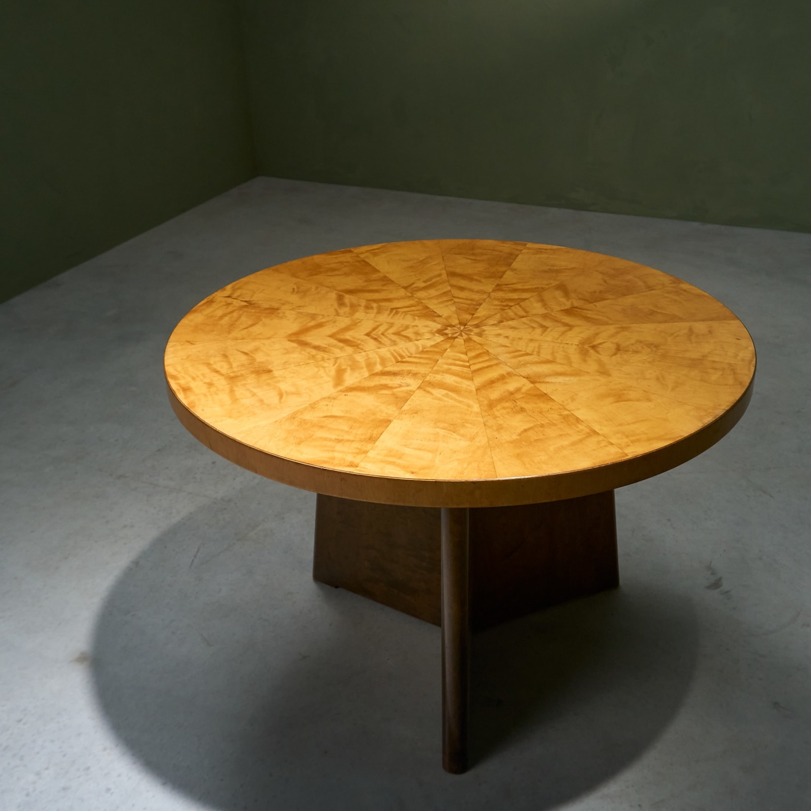 A.B. Svenska Möbelfabrikerna Bodafors, Circular Side Table in Natural and Stained Birch, 1930