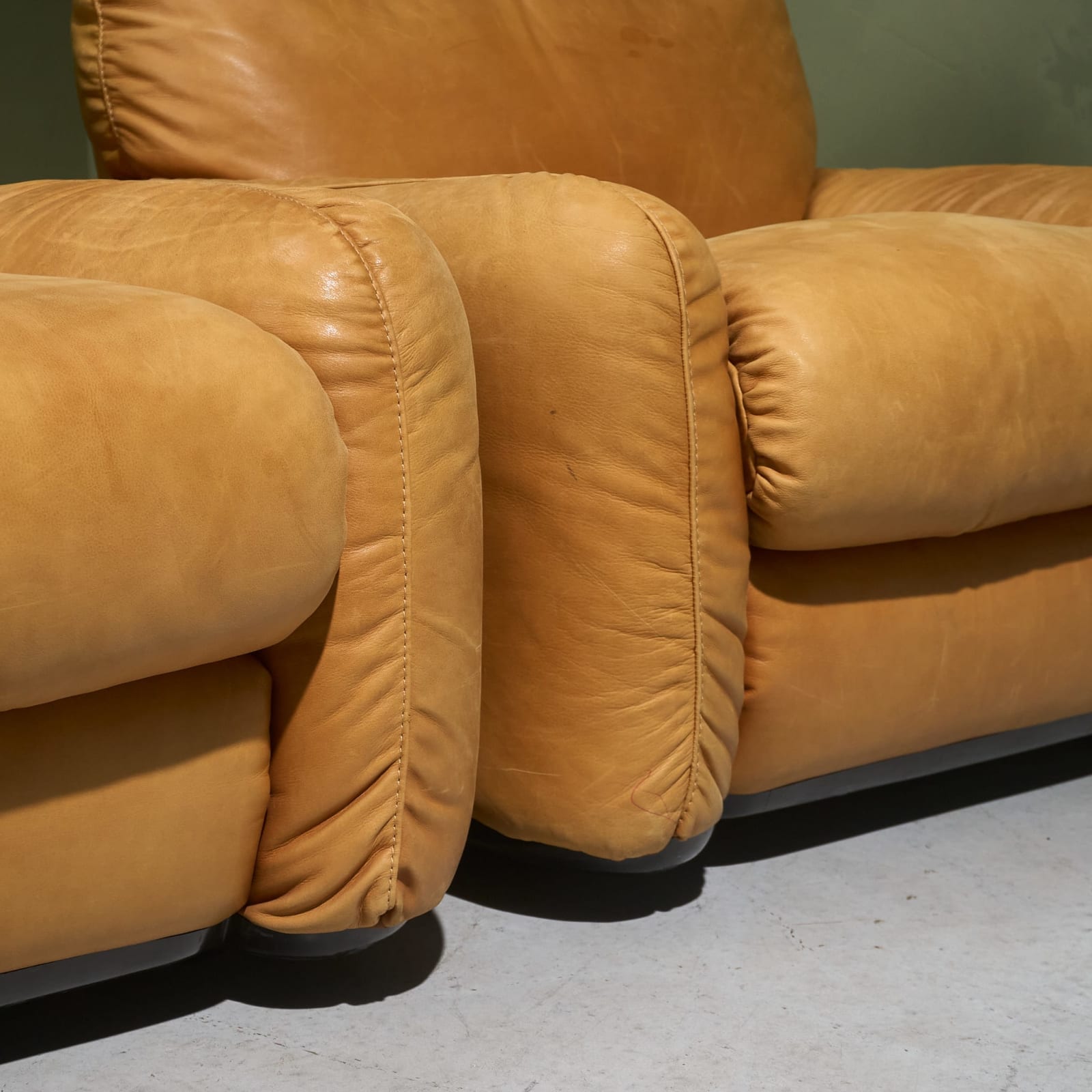 Arrigo Arrighi, Pair of Bulky 'Piumotto' Armchairs in Original Cognac Leather for Busnelli, Italy, 1970s