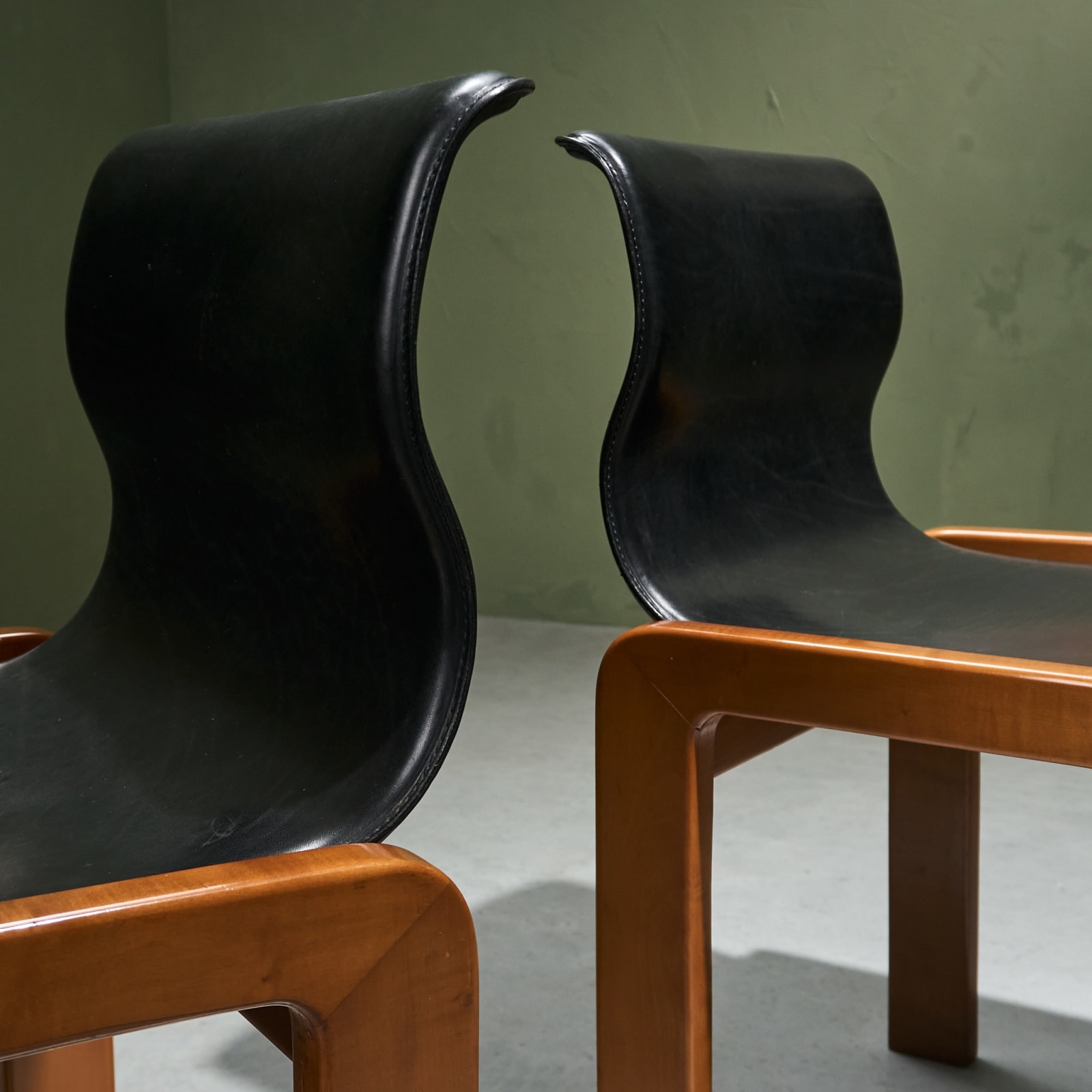 Afra & Tobia Scarpa, Set of 4 Black Leather Dining Chairs with Curved Backrest, 1970s