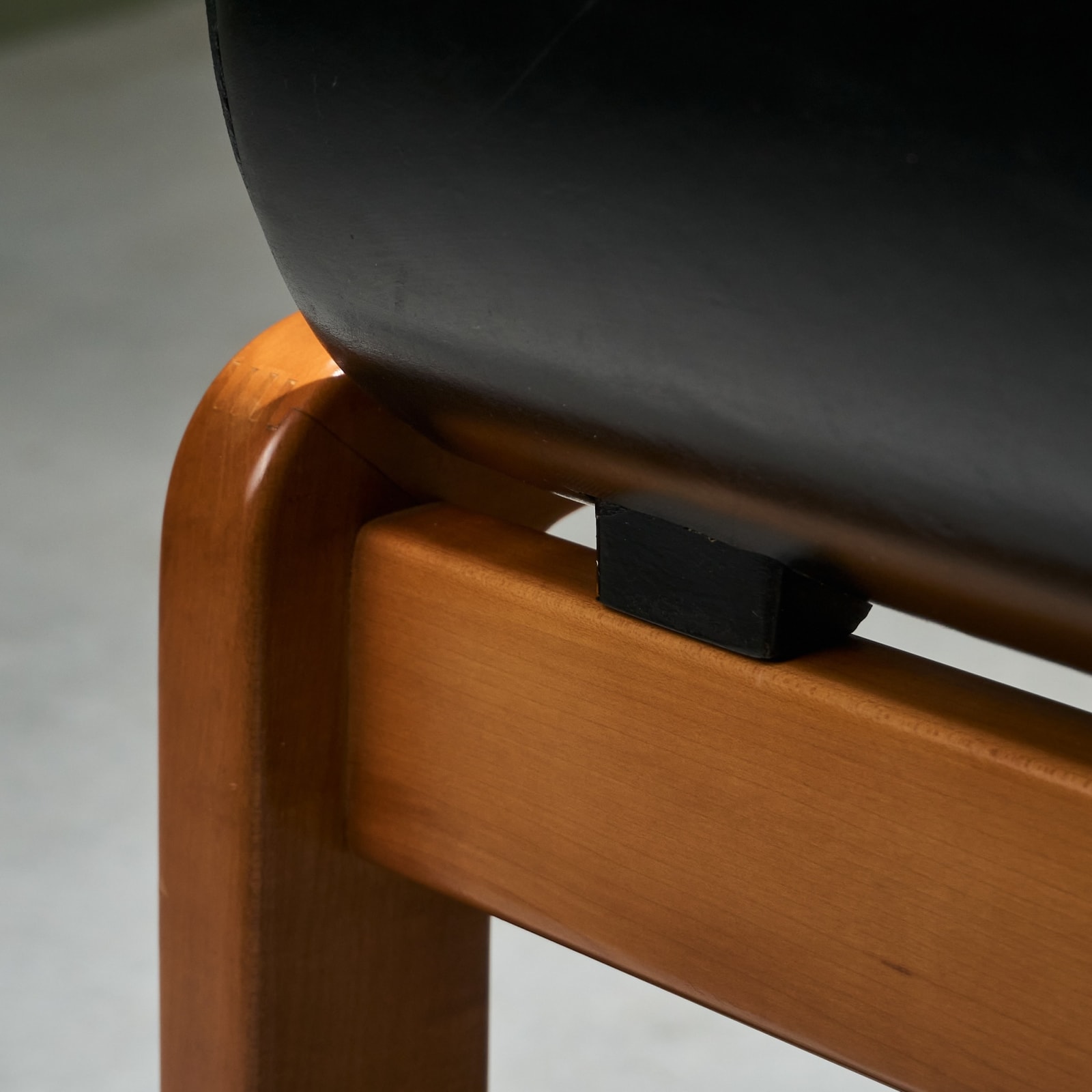 Afra & Tobia Scarpa, Set of 4 Black Leather Dining Chairs with Curved Backrest, 1970s