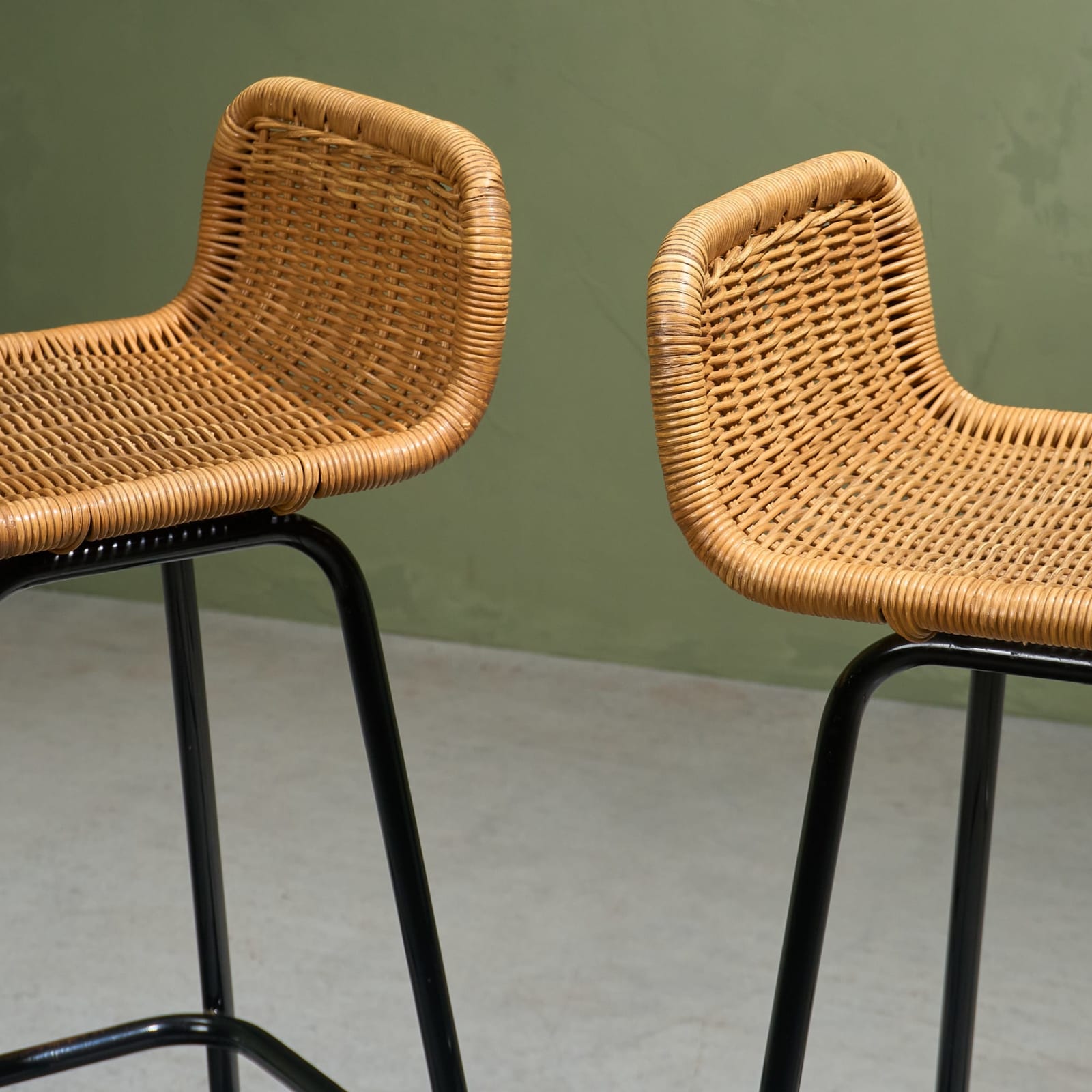 Set of 4 Counter Bar stools in Wicker and Black Steel by Rohé Noordwolde, The Netherlands, 1960s