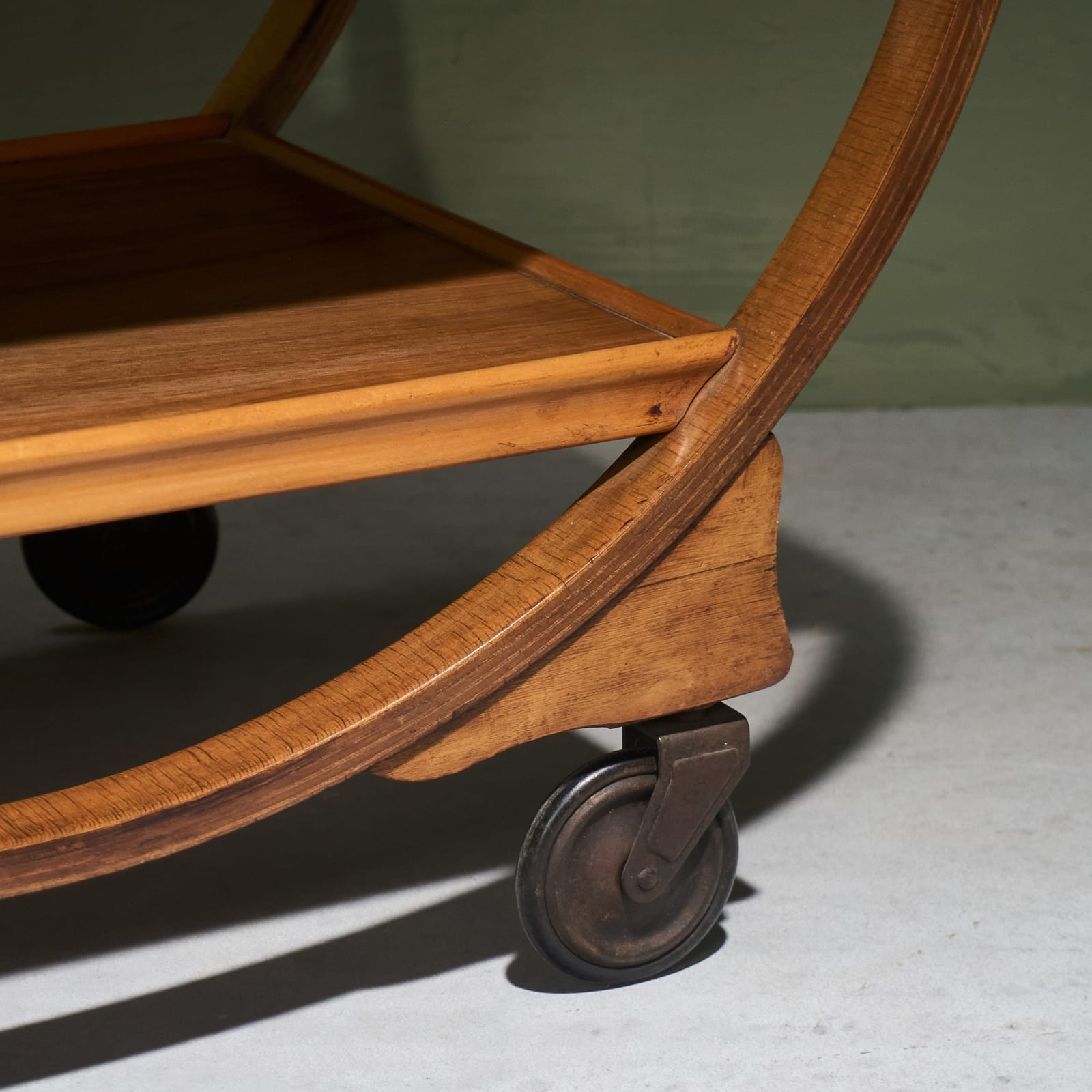 Circular Art Deco Serving Trolley in Walnut, Europe, 1930s