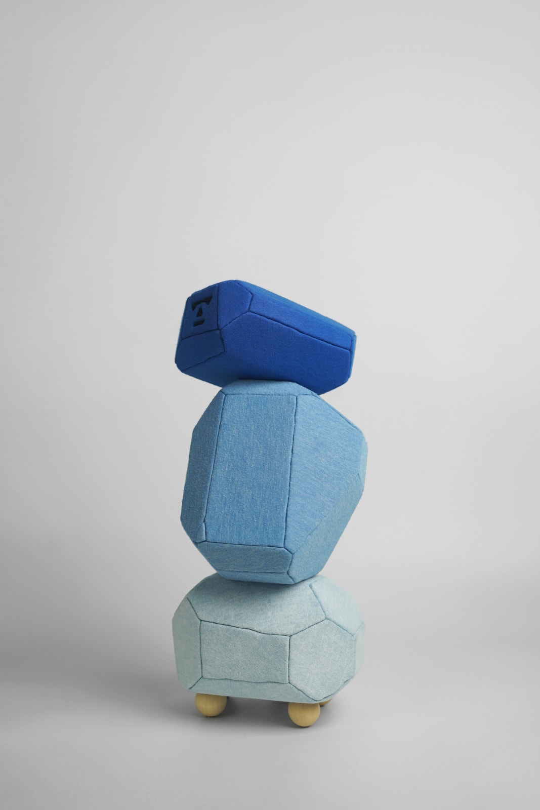 劉正堃 Abei LIU, 藍色呢喃石悄悄守護著 Whisperocks: Blue , 2025