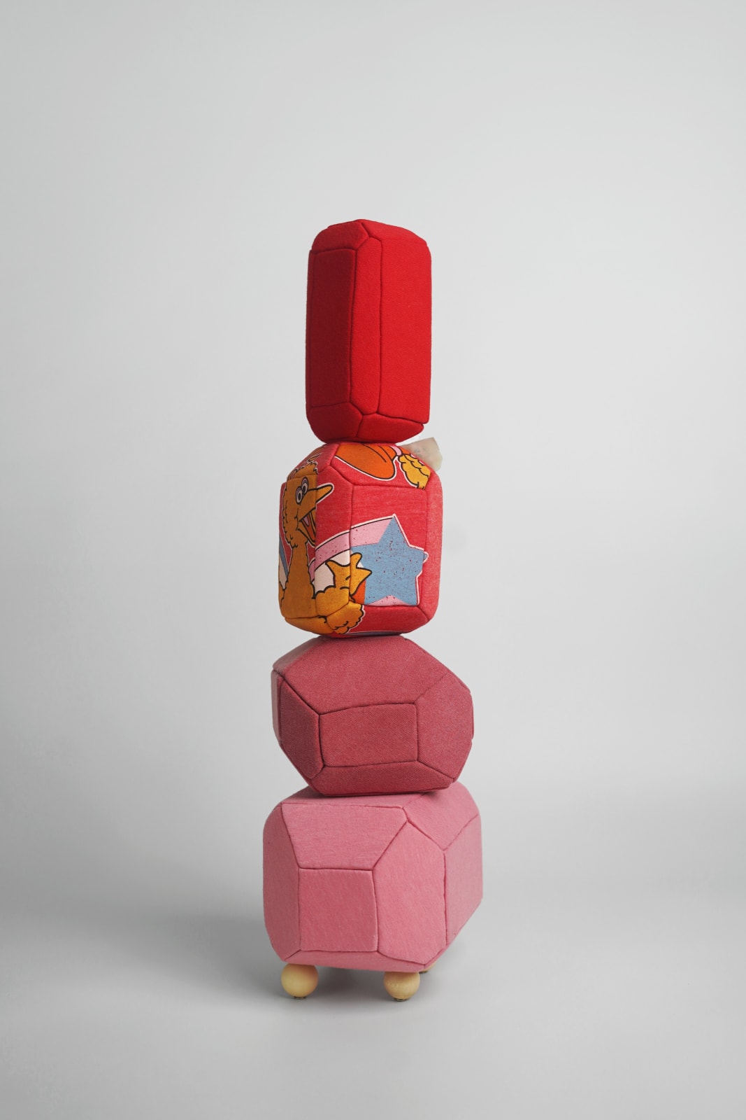 劉正堃 Abei LIU, 紅色呢喃石悄悄守護著 Whisperocks: Red , 2025